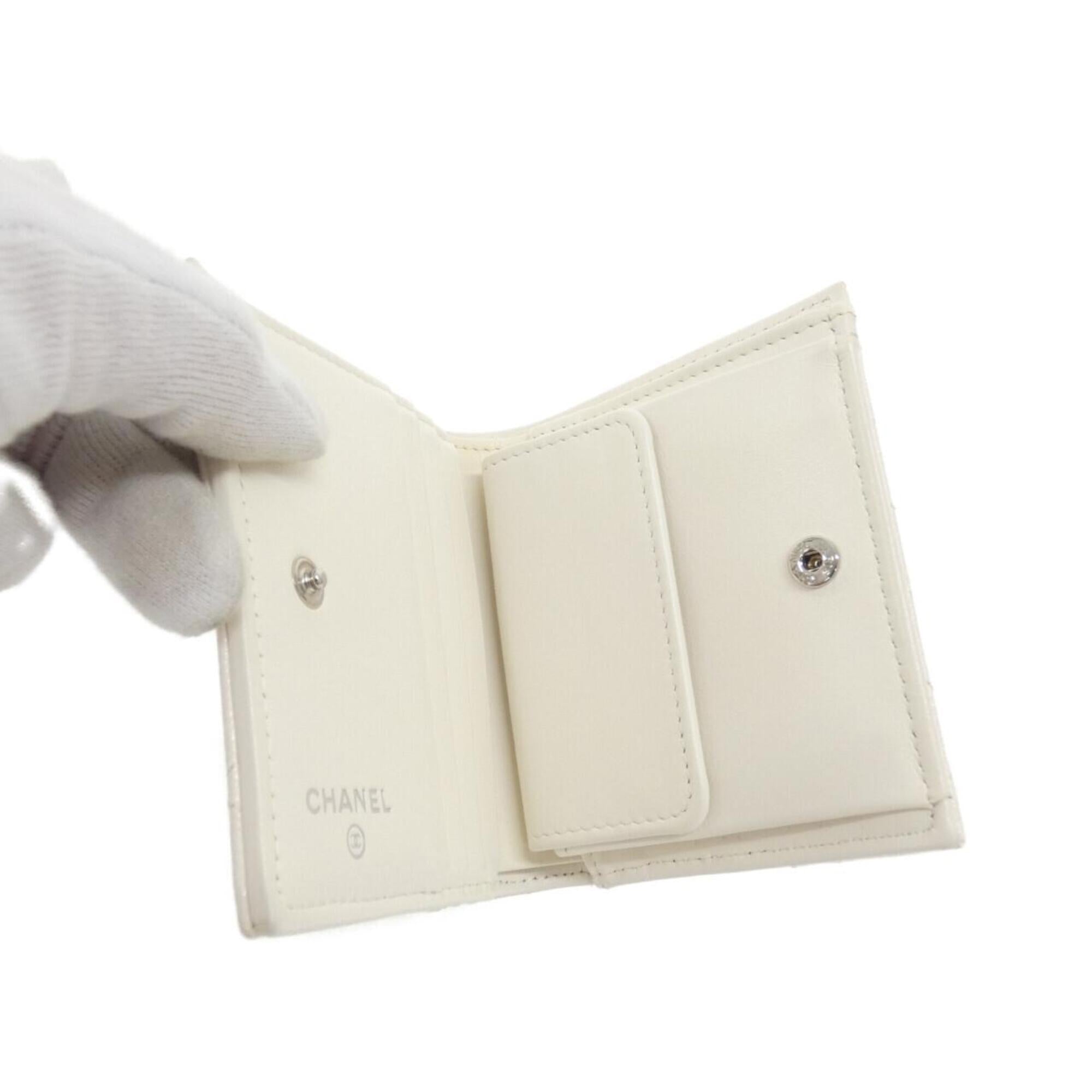 Chanel White Grained Calfskin Long Wallet (Bi-Fold) (Pre-Owned)