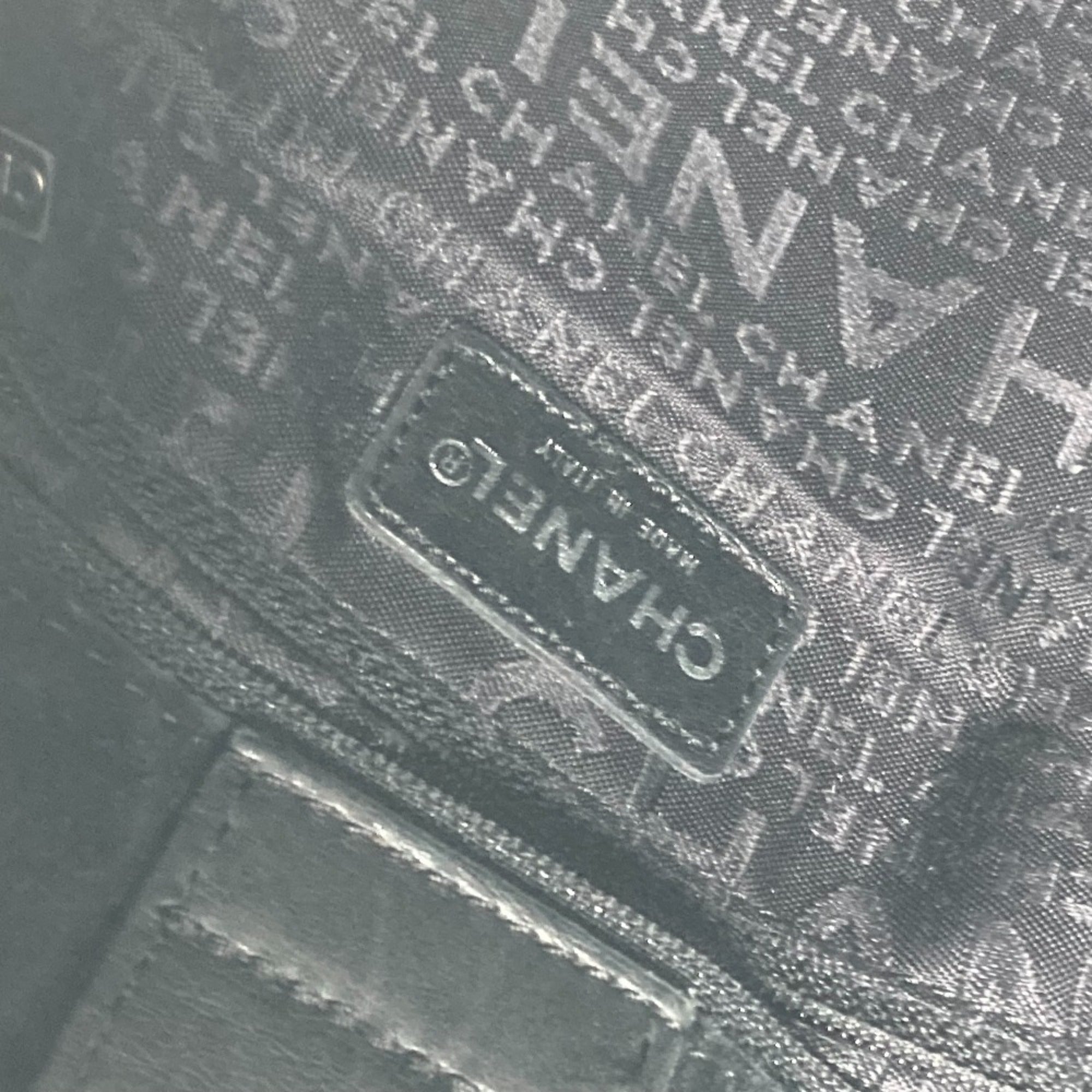Chanel Black White Leather Shoulder Bag (Pre-Owned)