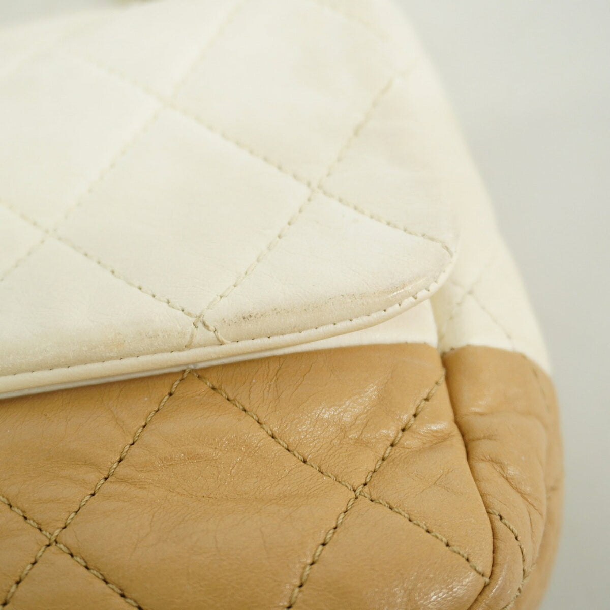 Chanel Brown White Leather Shoulder Bag (Pre-Owned)