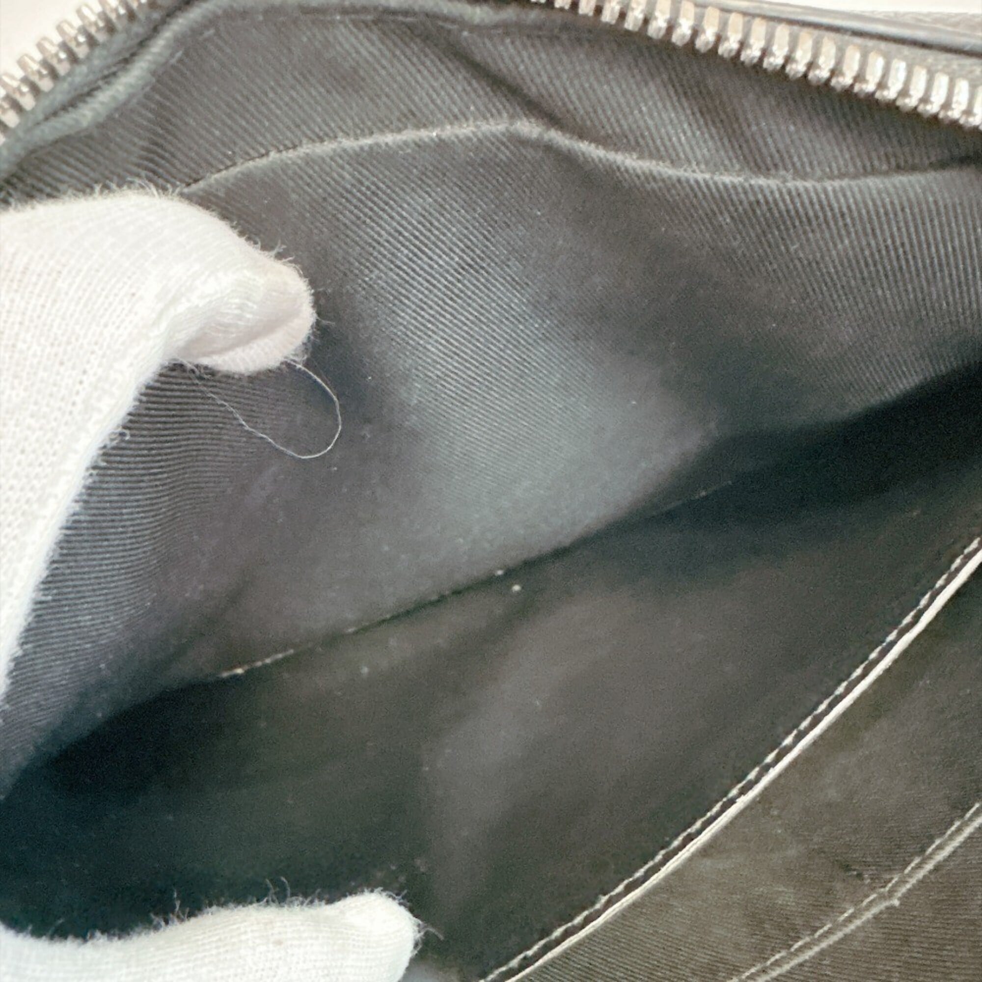 Louis Vuitton Taiga Black Leather Pochette (Pre-Owned)