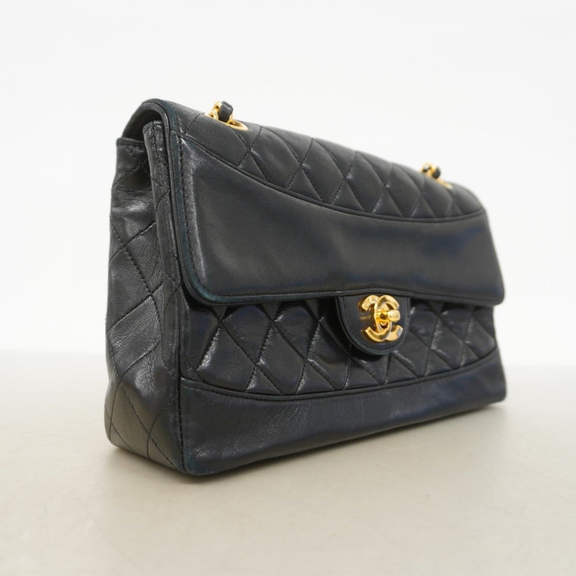 Chanel Black Leather Shoulder Bag (Pre-Owned)