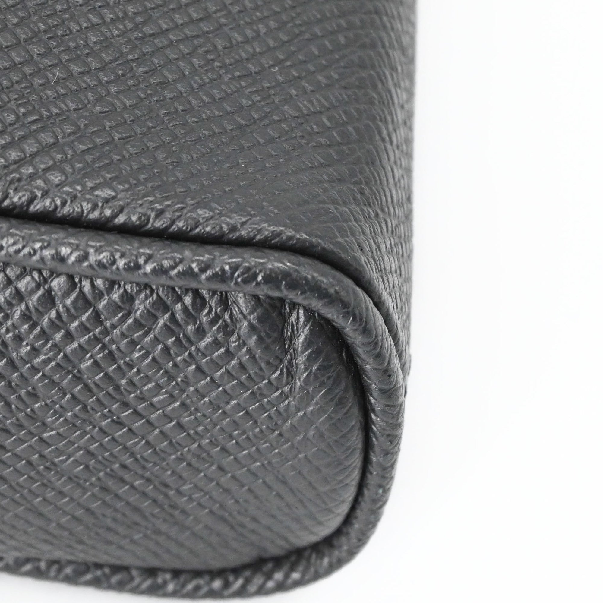 Louis Vuitton Black Taiga Leather Shoulder Bag (Pre-Owned)