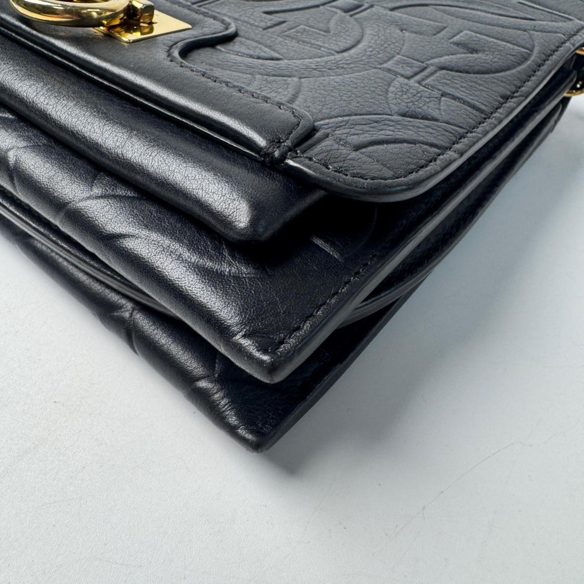Salvatore Ferragamo Black Leather Shoulder Bag (Pre-Owned)