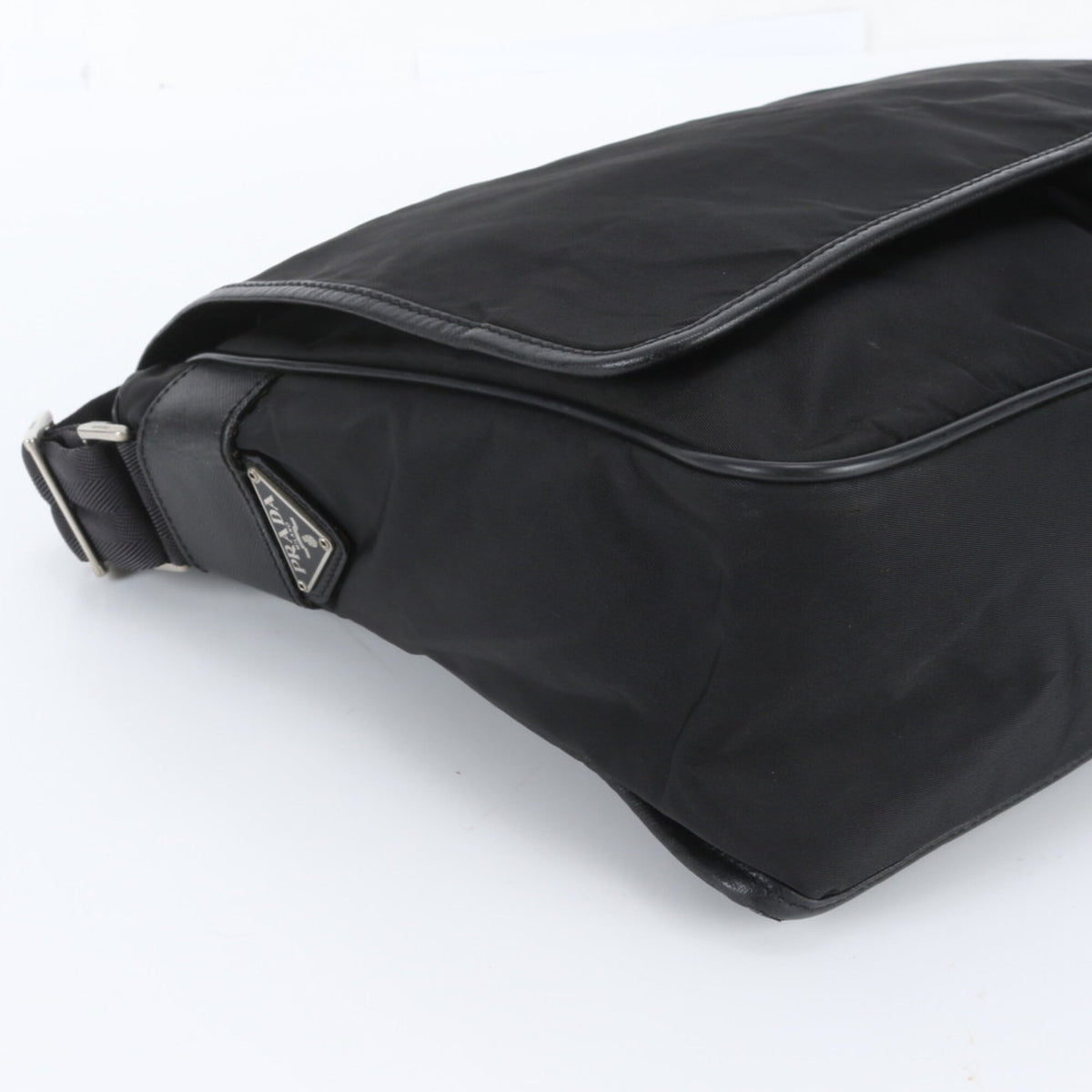 Prada Black Leather Nylon Messenger Bag Shoulder Bag (Pre-Owned)