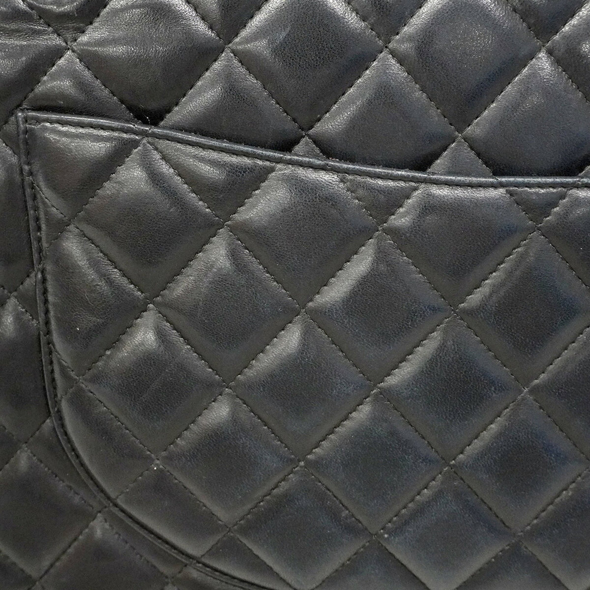 Chanel Black Leather Shoulder Bag (Pre-Owned)