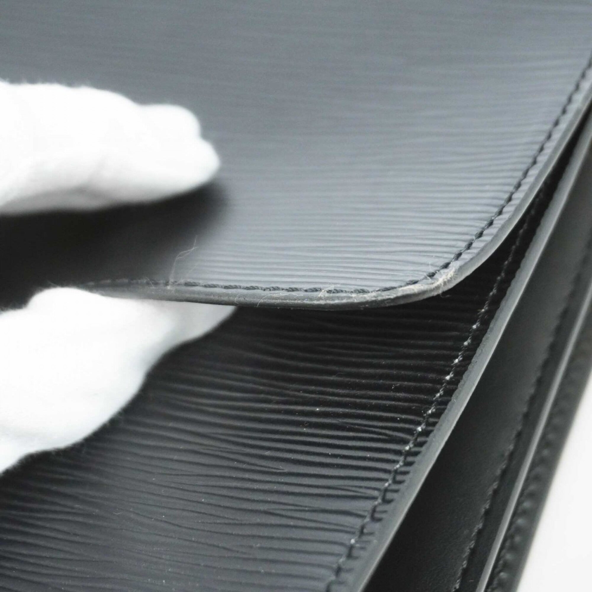Louis Vuitton Noir Shoulder Bag (Pre-Owned)