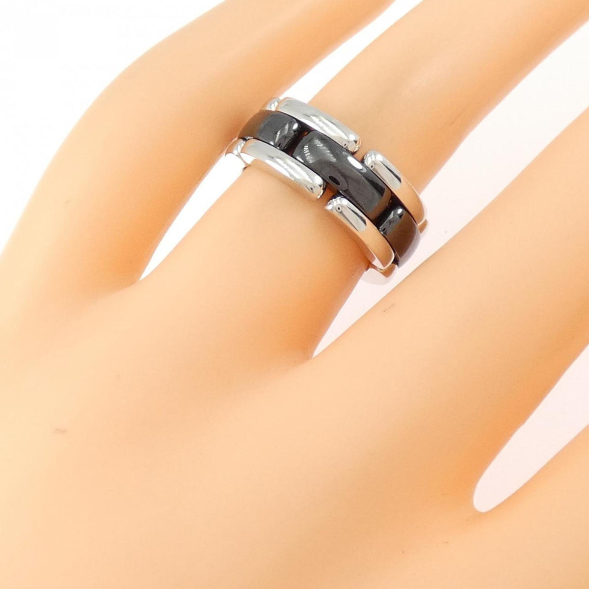 Chanel White Gold (18K) Ceramic Band Ring (Pre-Owned)
