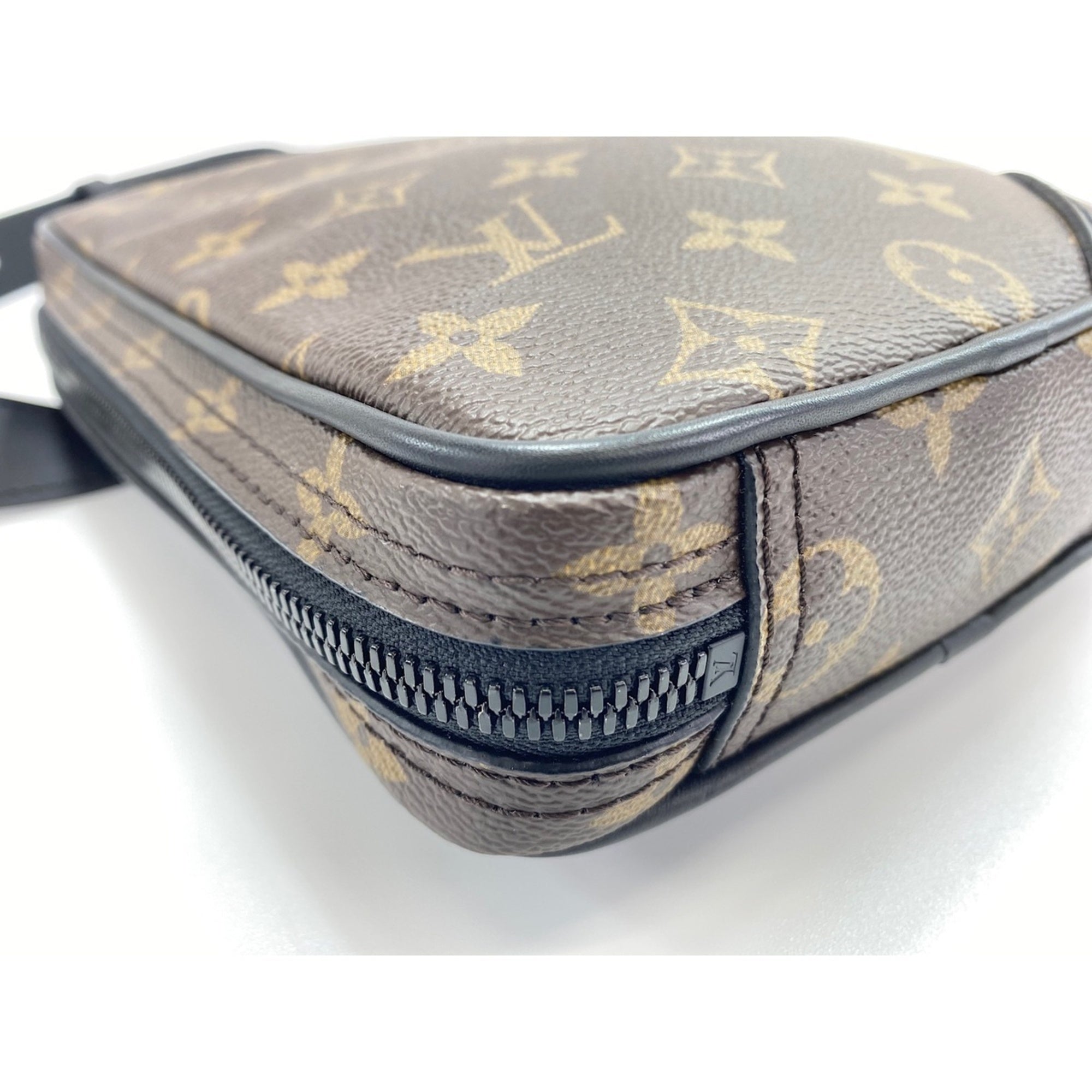 Louis Vuitton Brown Shoulder Bag (Pre-Owned)