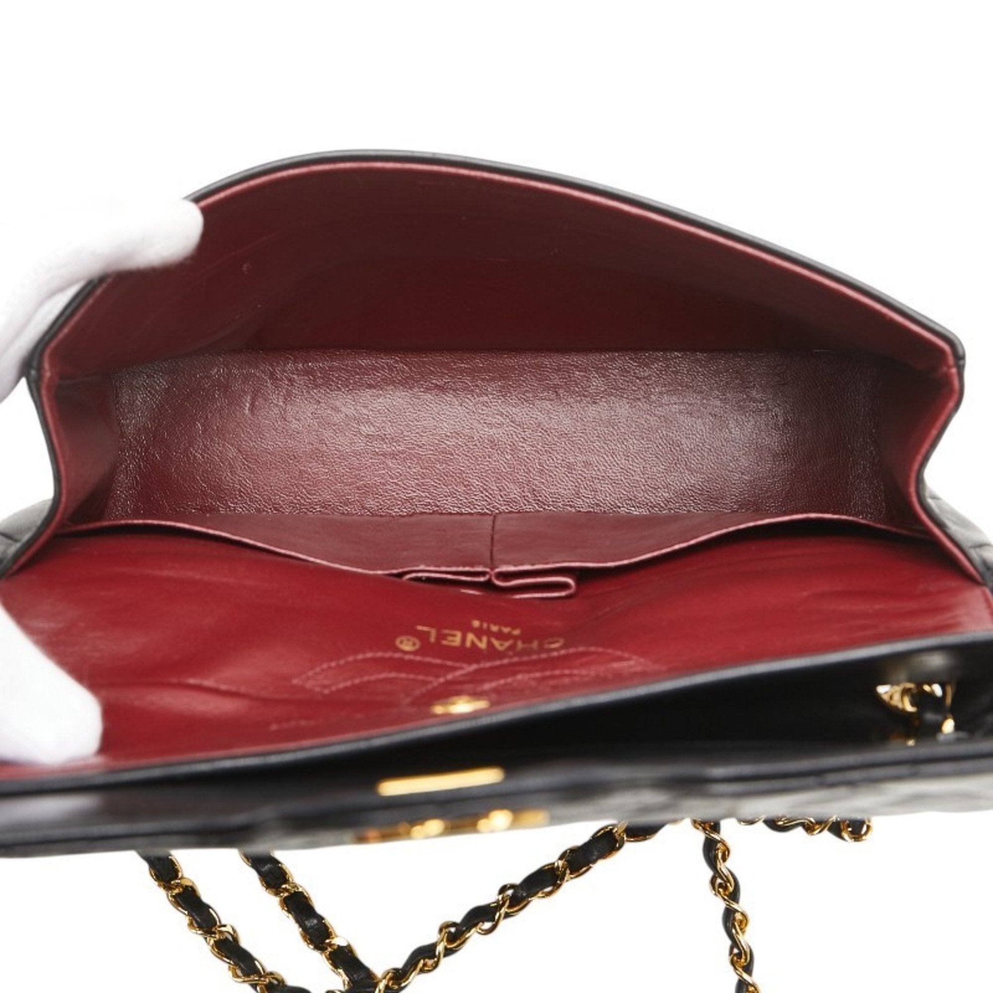 Chanel Matelasse Black Leather Shoulder Bag (Pre-Owned)