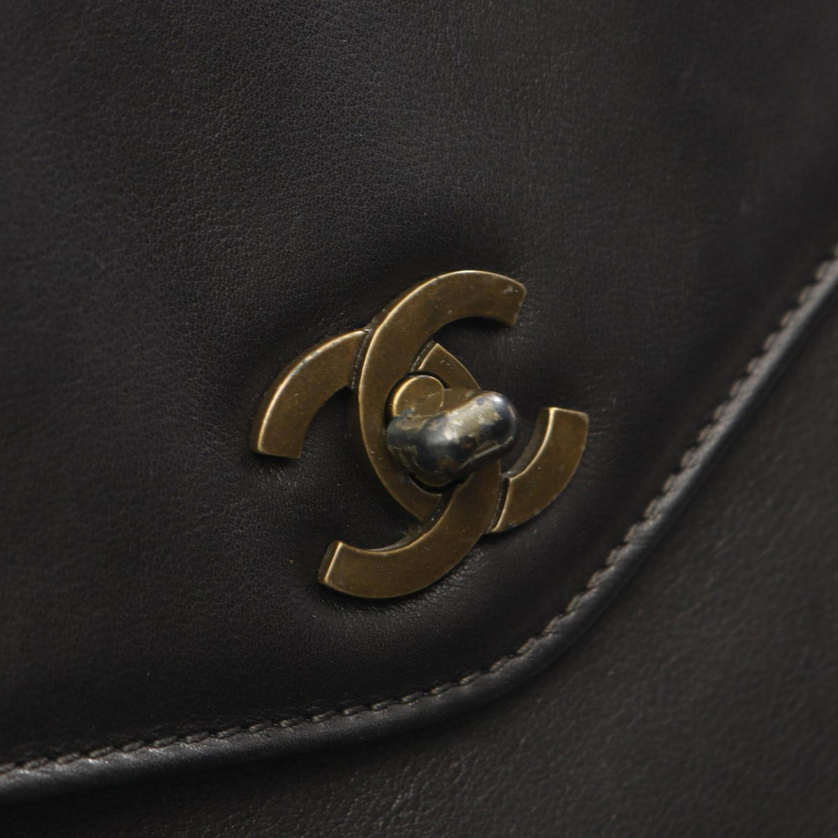 Chanel Black Leather Handbag (Pre-Owned)