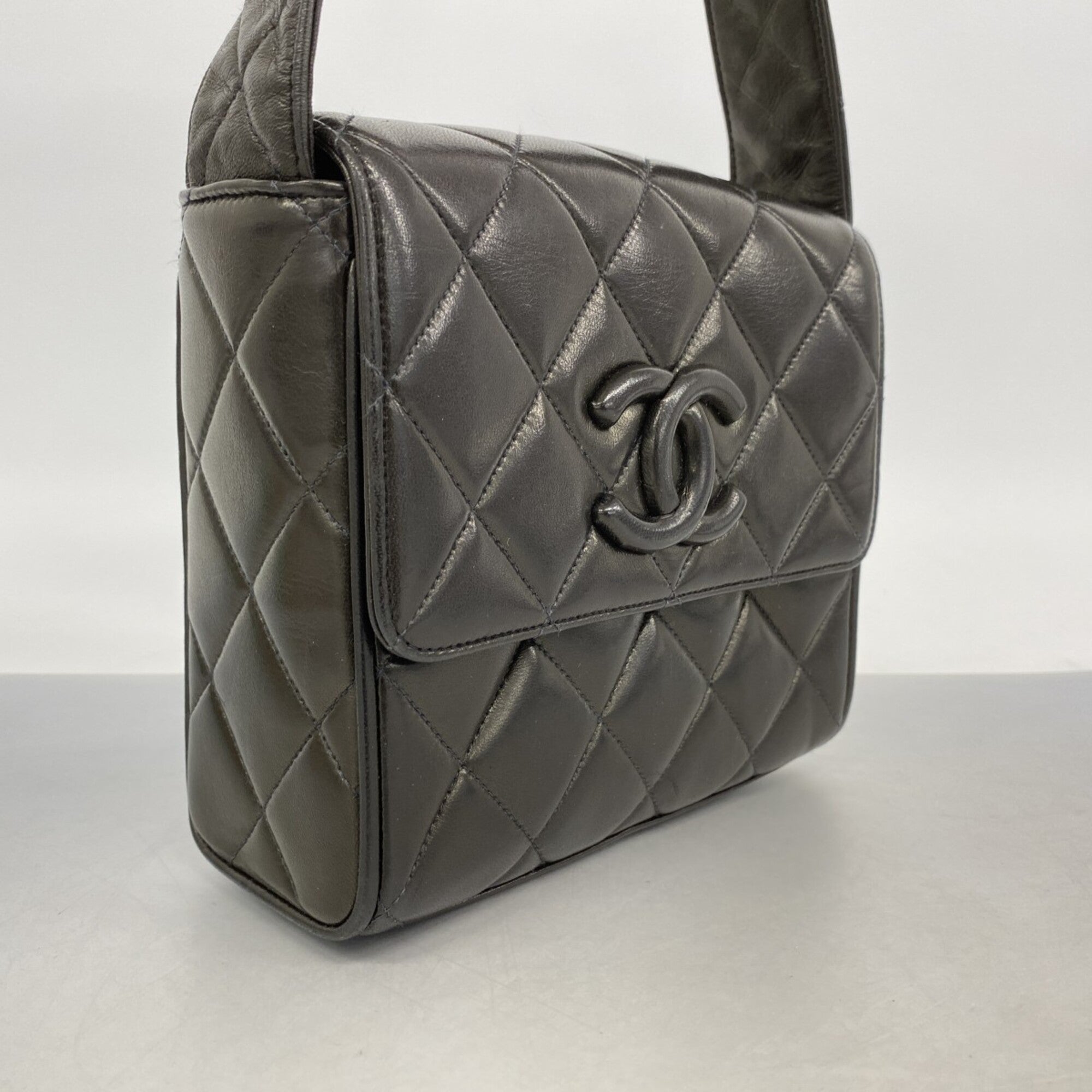 Chanel Black Leather Shoulder Bag (Pre-Owned)