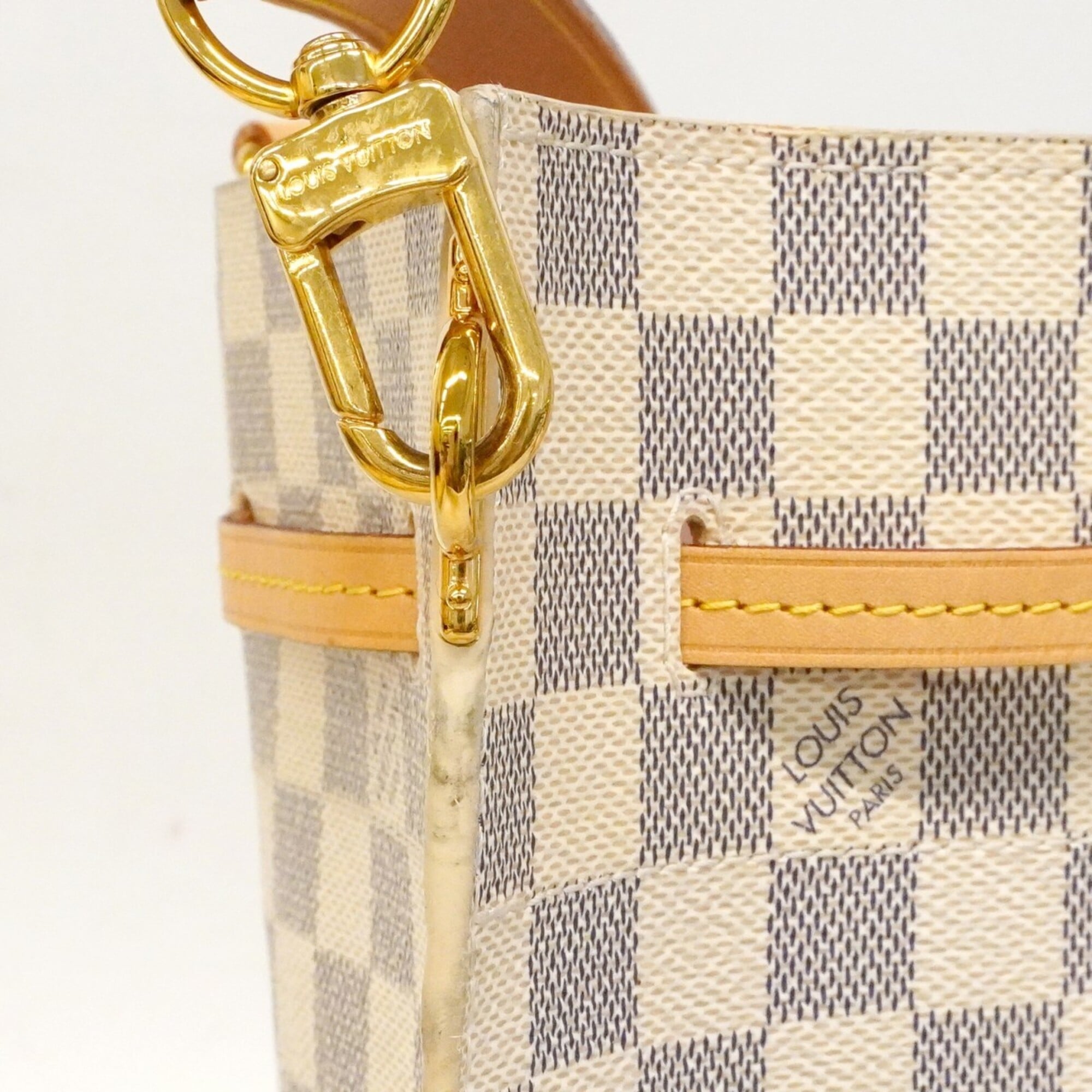 Louis Vuitton White Handbag (Pre-Owned)