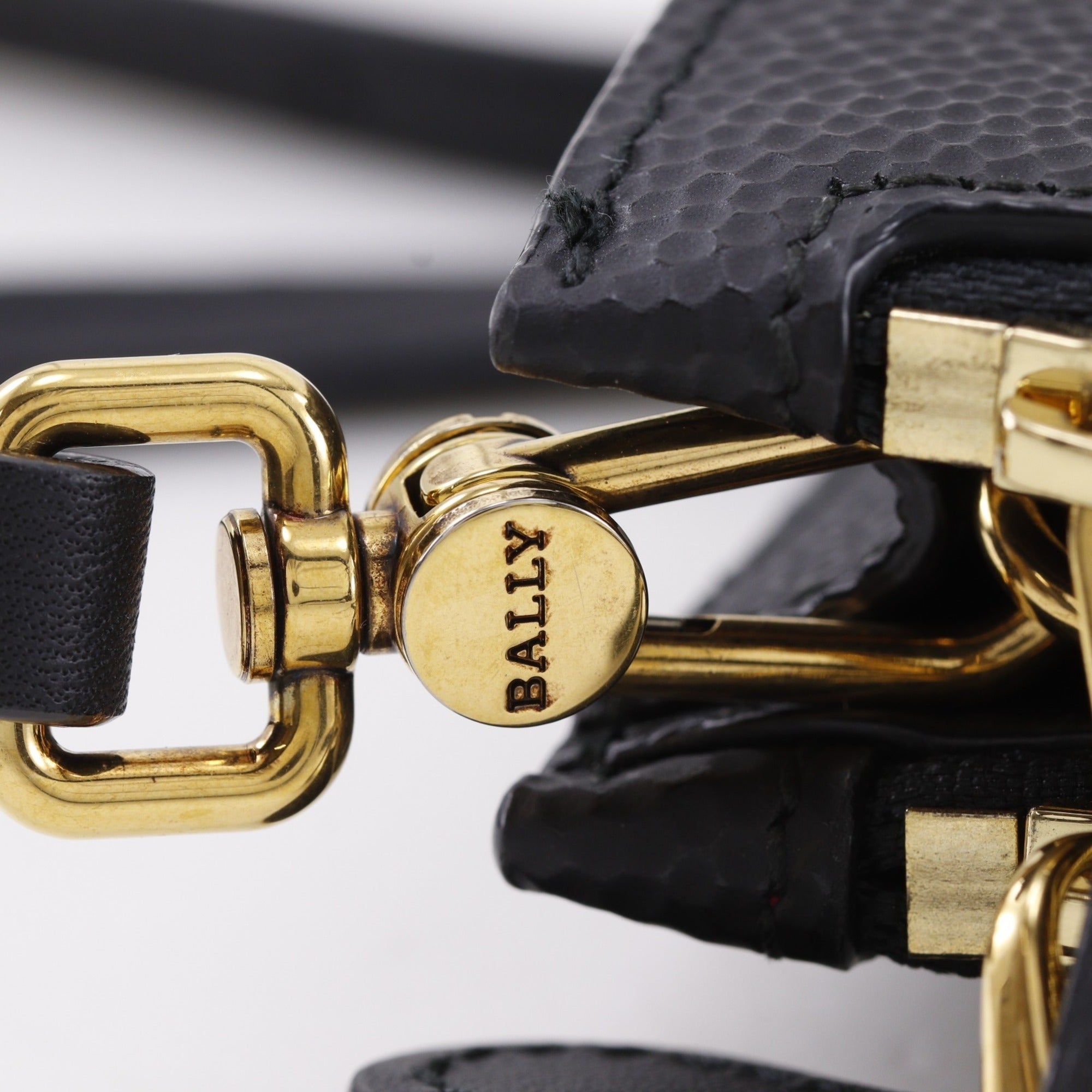 Bally Black Leather Shoulder Bag (Pre-Owned)