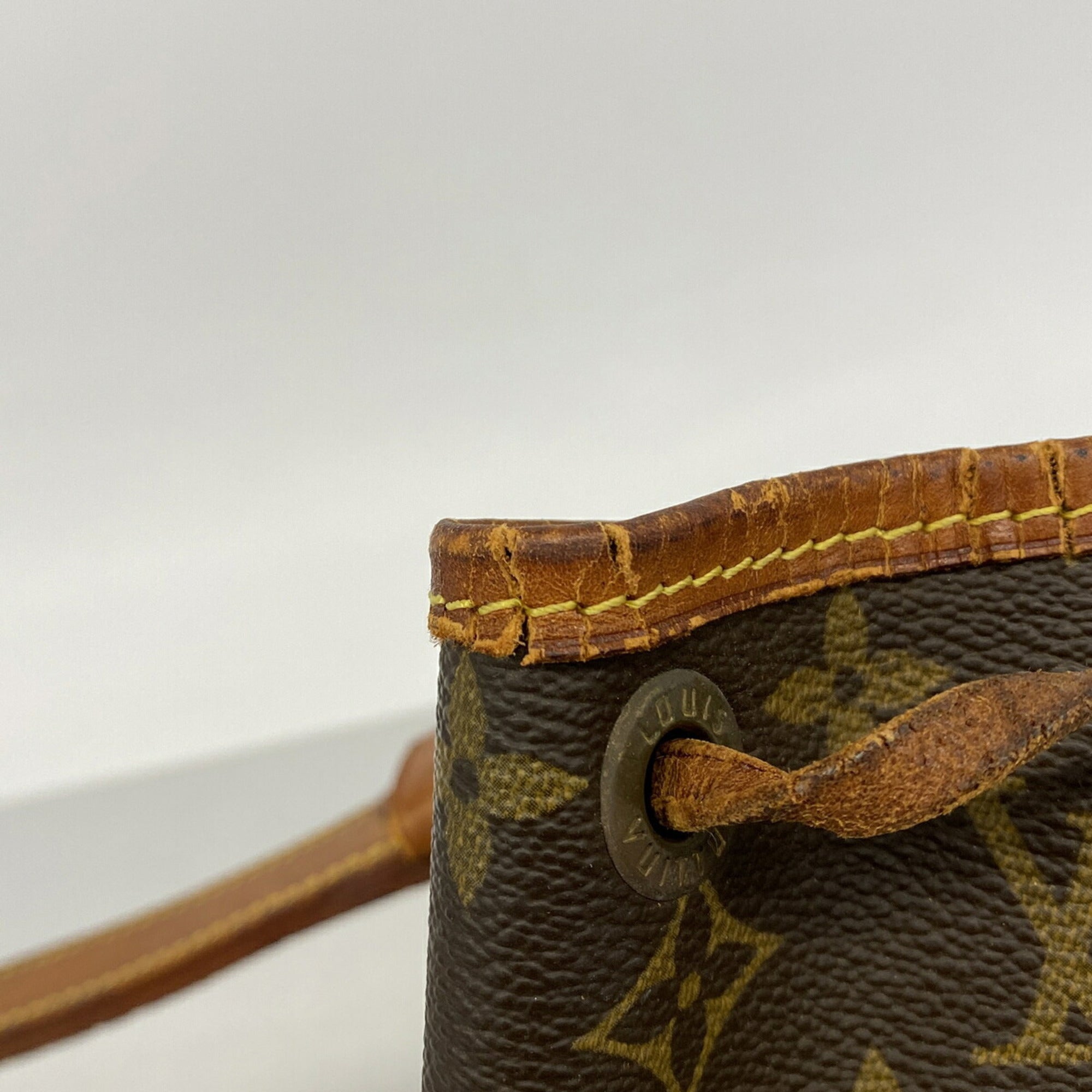 Louis Vuitton Brown Shoulder Bag (Pre-Owned)