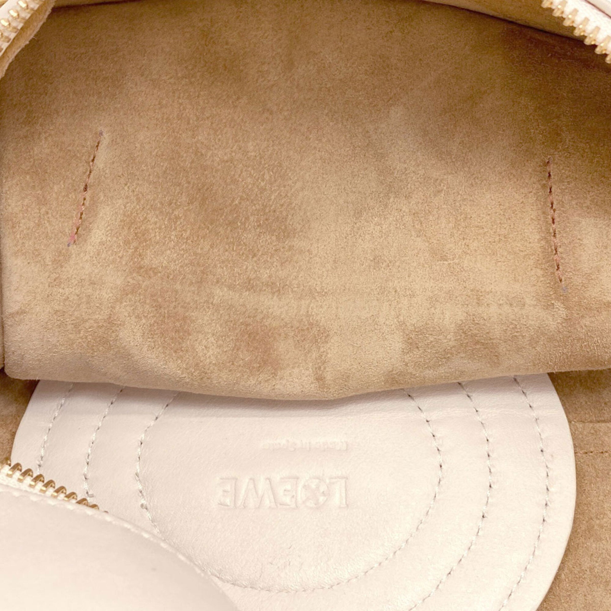 Loewe White Leather Handbag (Pre-Owned)