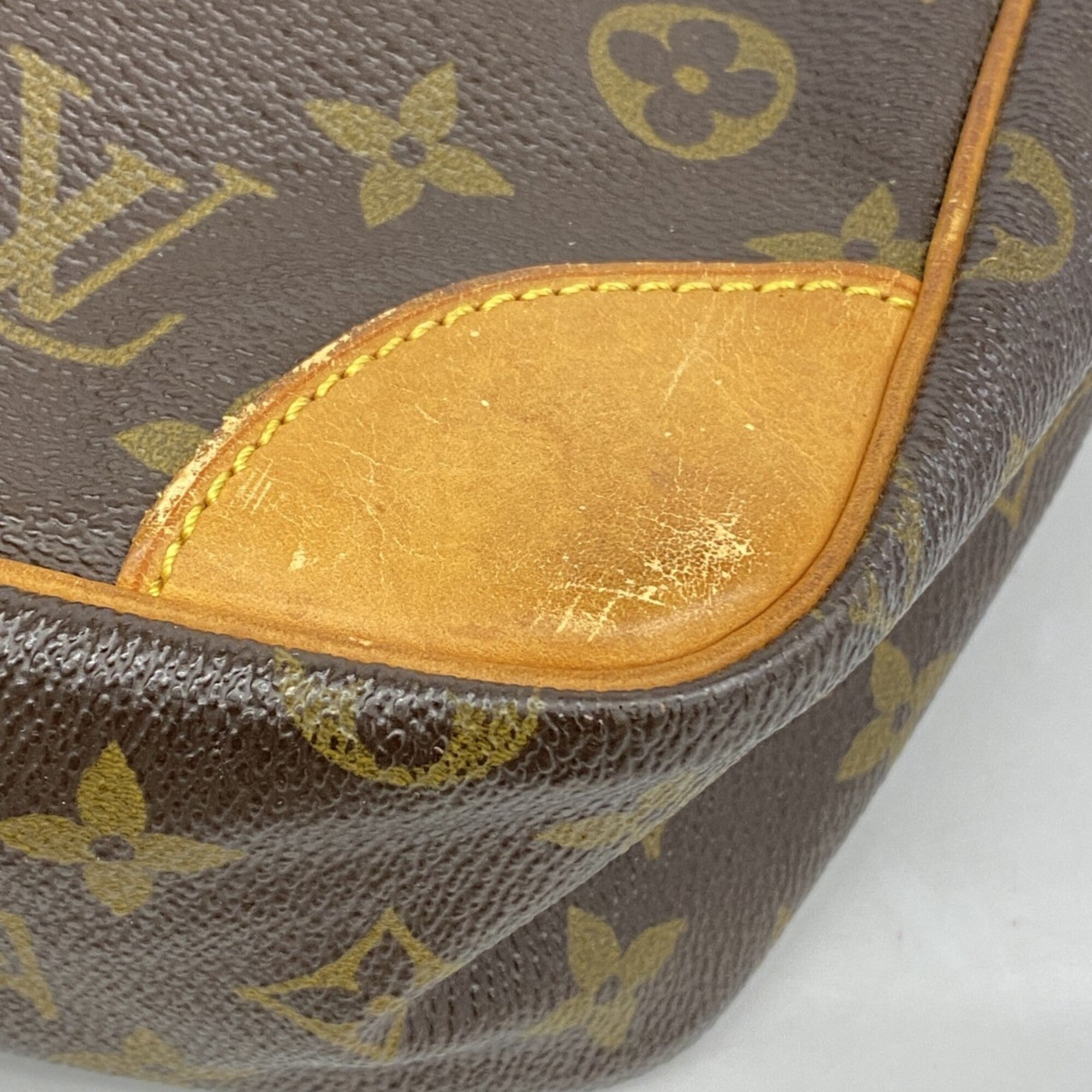 Louis Vuitton Brown Shoulder Bag (Pre-Owned)