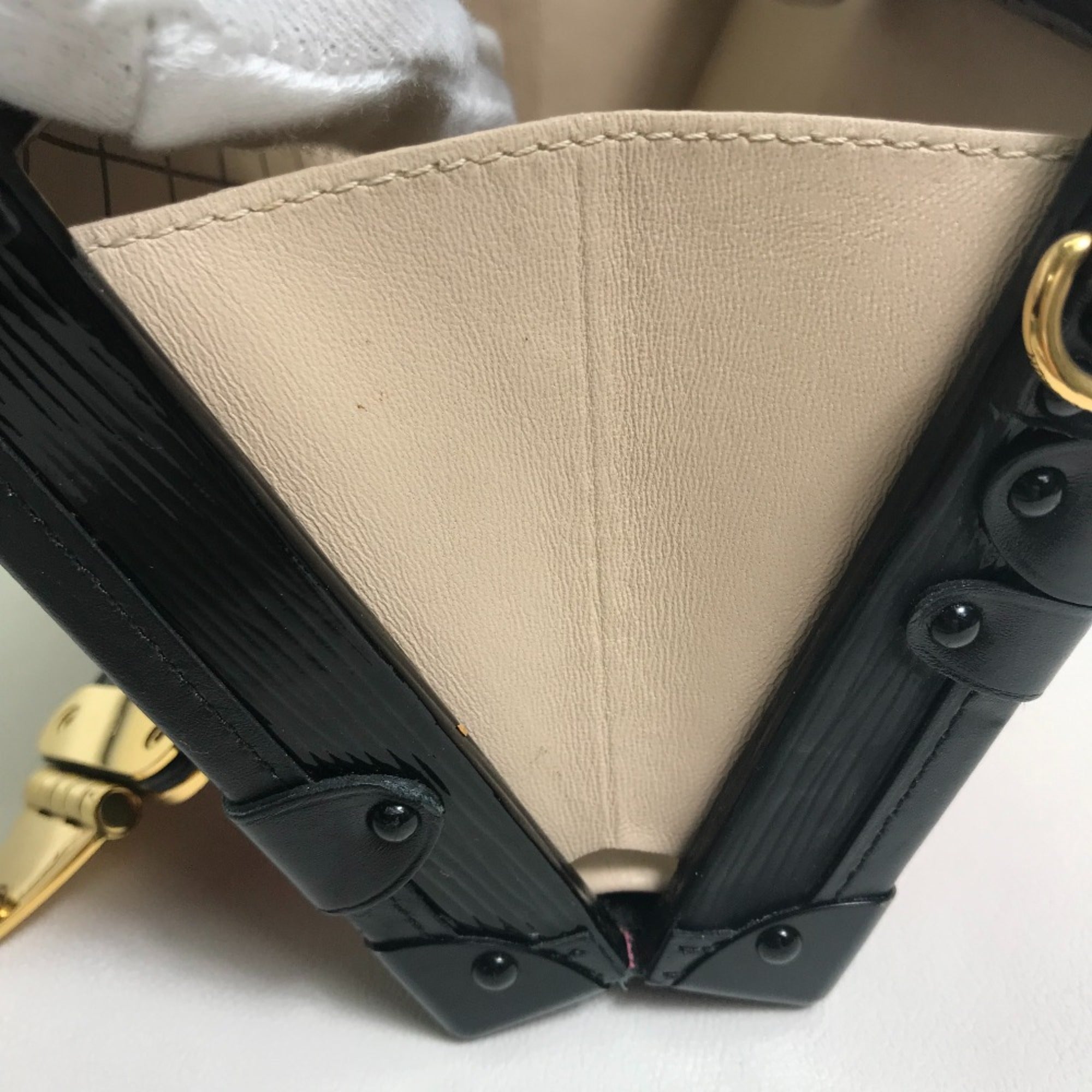 Louis Vuitton Red Leather Shoulder Bag (Pre-Owned)