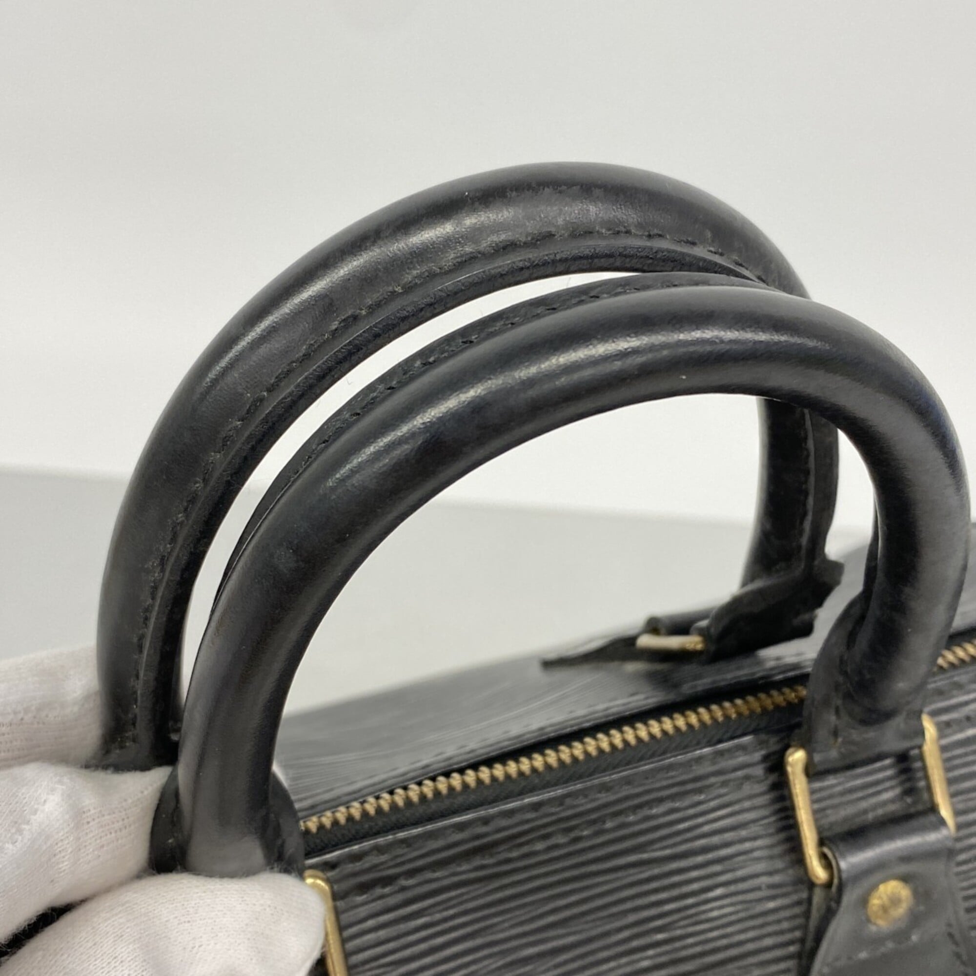 Louis Vuitton Noir Handbag (Pre-Owned)