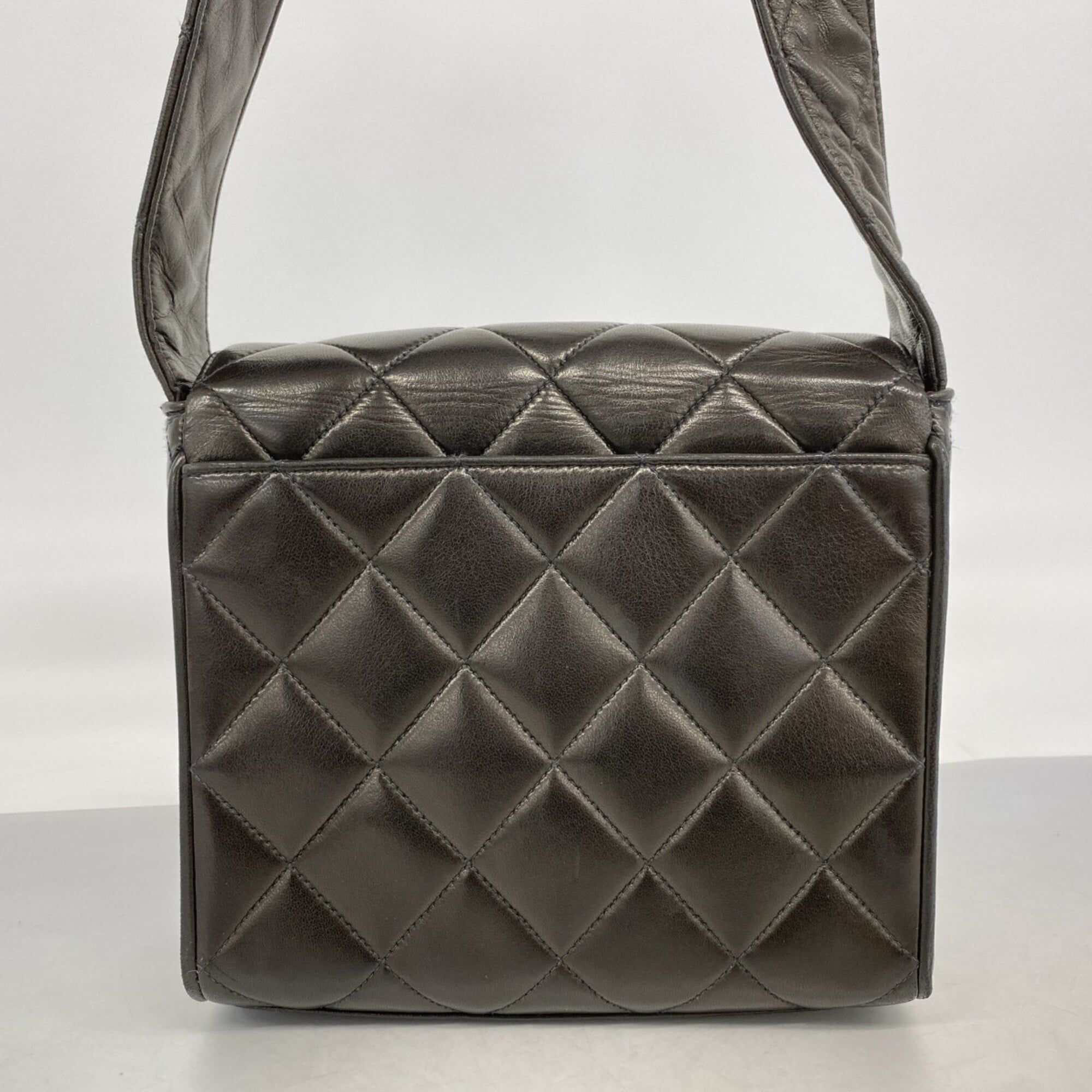 Chanel Black Leather Shoulder Bag (Pre-Owned)