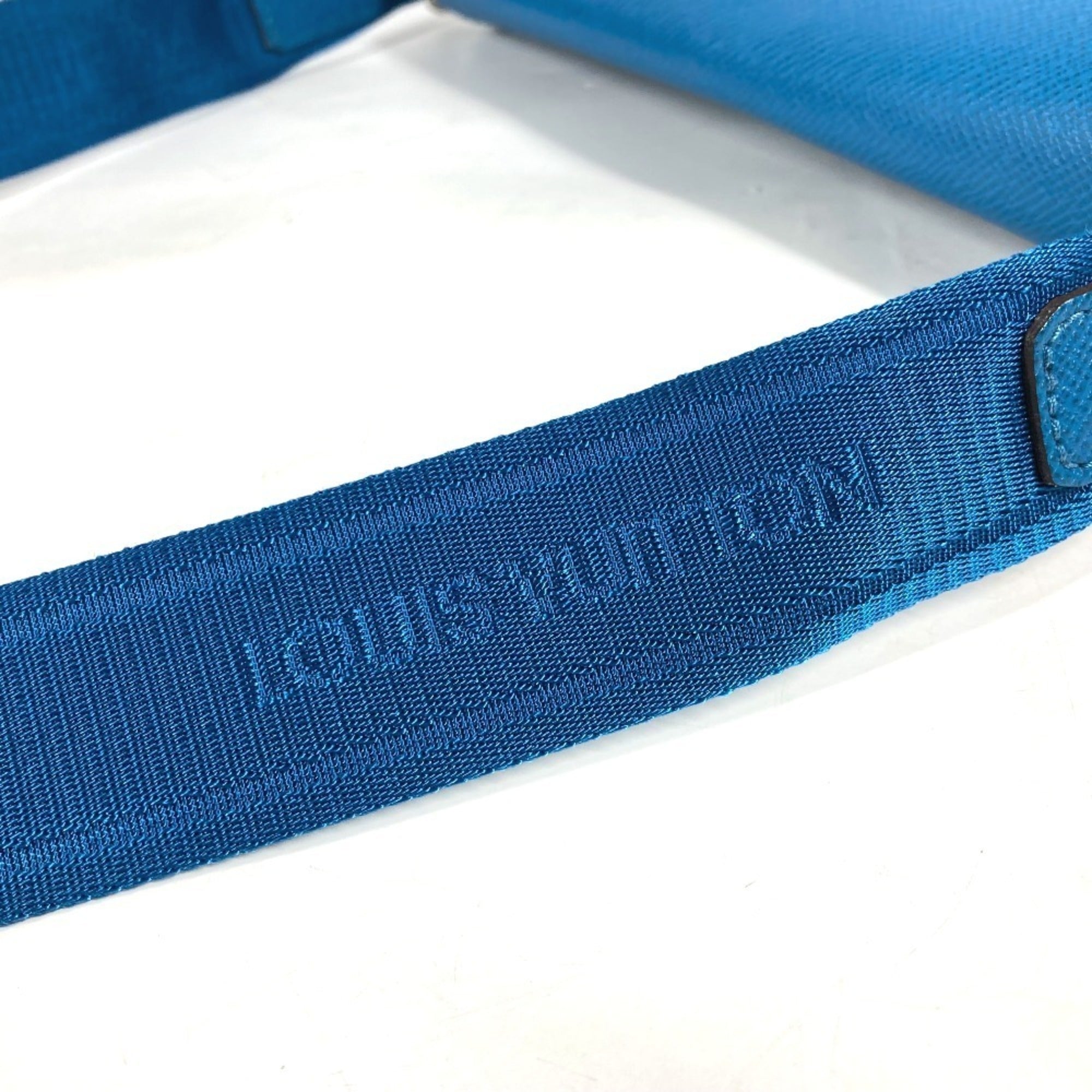Louis Vuitton Blue Taiga Leather Messenger Bag Shoulder Bag (Pre-Owned)