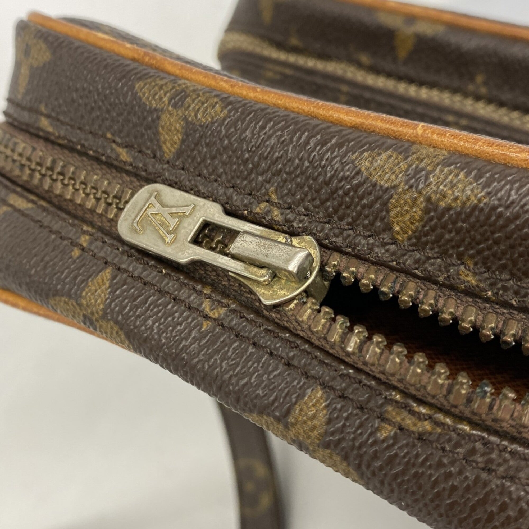 Louis Vuitton Brown Shoulder Bag (Pre-Owned)