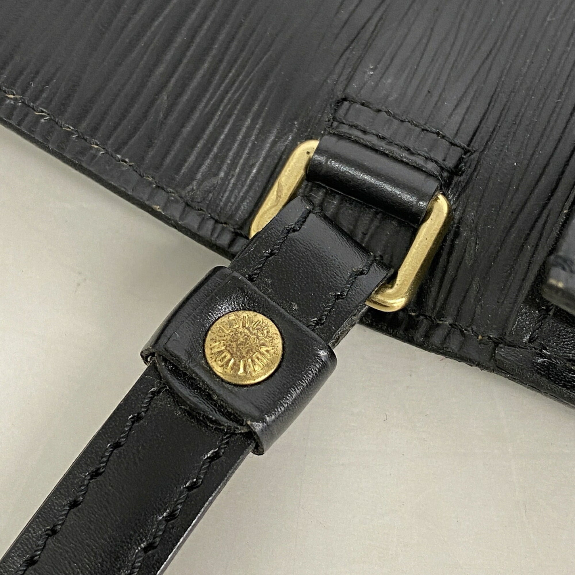 Louis Vuitton Noir Clutch Bag (Pre-Owned)