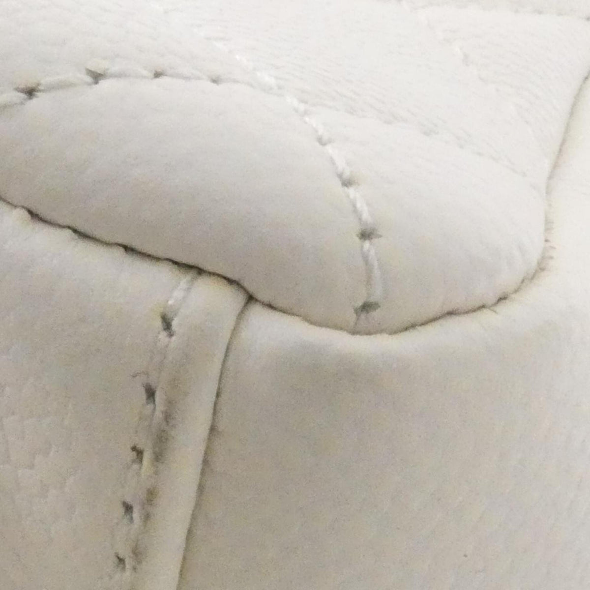 Chanel White Grained Calfskin Handbag (Pre-Owned)
