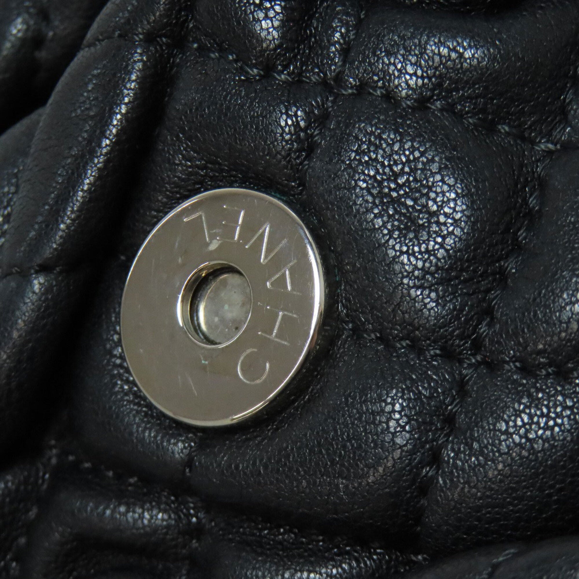 Chanel Black Leather Shoulder Bag (Pre-Owned)
