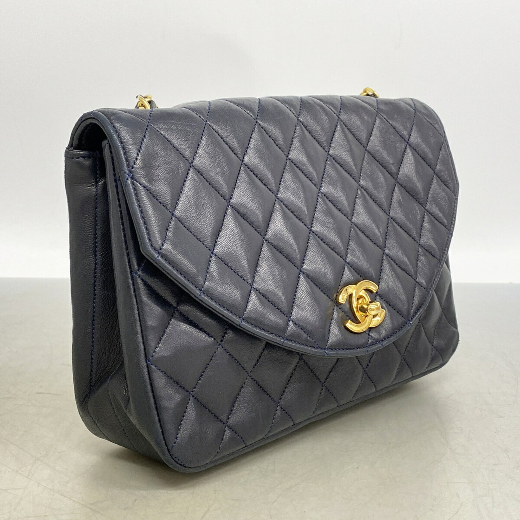 Chanel Black Leather Shoulder Bag (Pre-Owned)