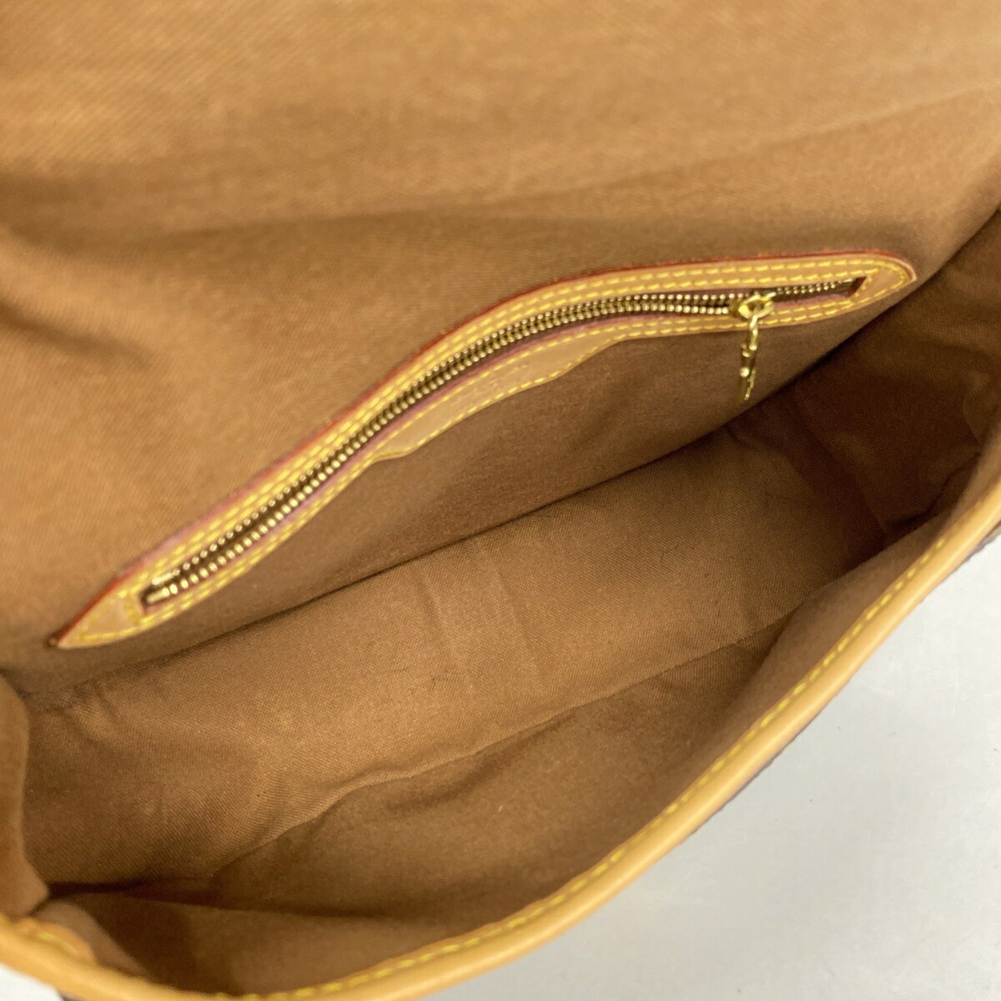 Louis Vuitton Brown Shoulder Bag (Pre-Owned)