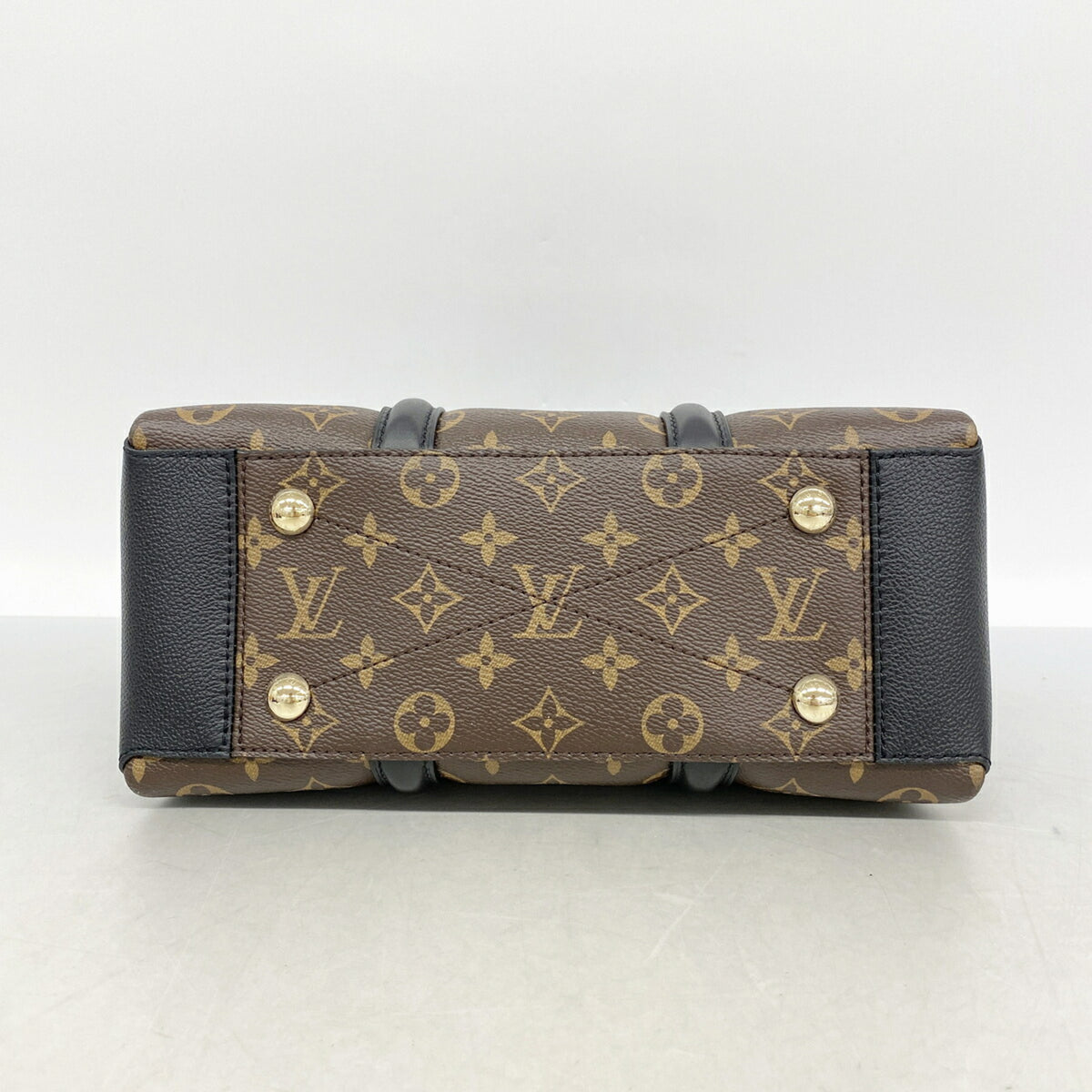 Louis Vuitton Noir Handbag (Pre-Owned)