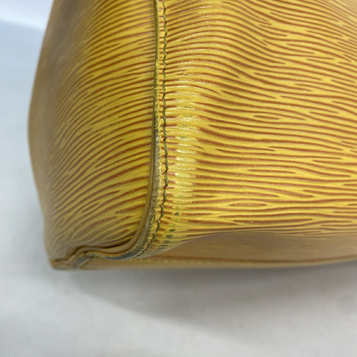Louis Vuitton Jaune Handbag (Pre-Owned)