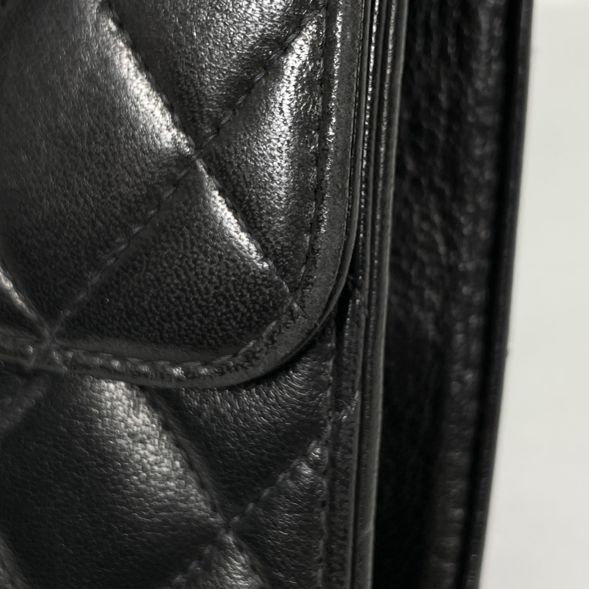 Chanel Black Leather Shoulder Bag (Pre-Owned)