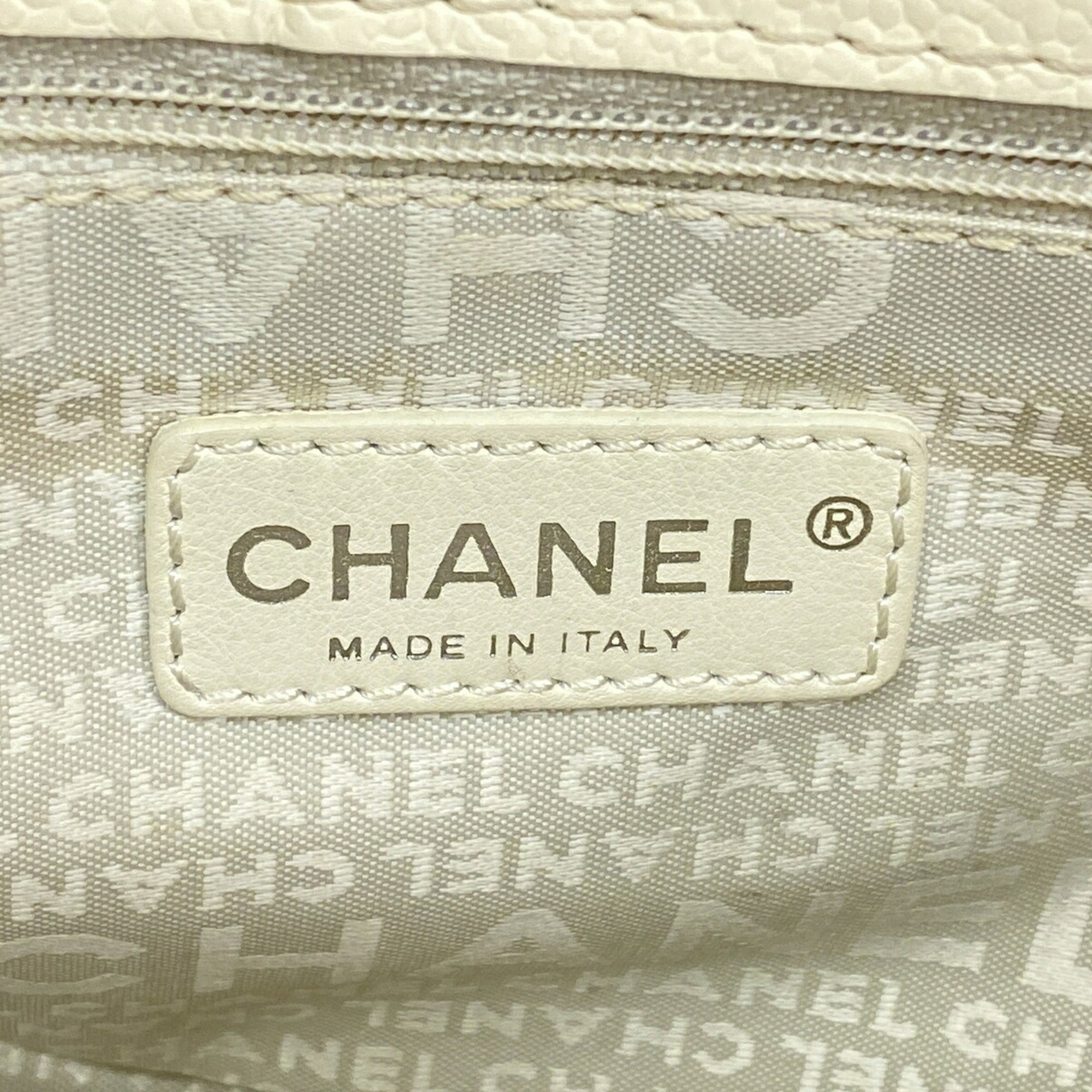 Chanel Ivory Leather Shoulder Bag (Pre-Owned)