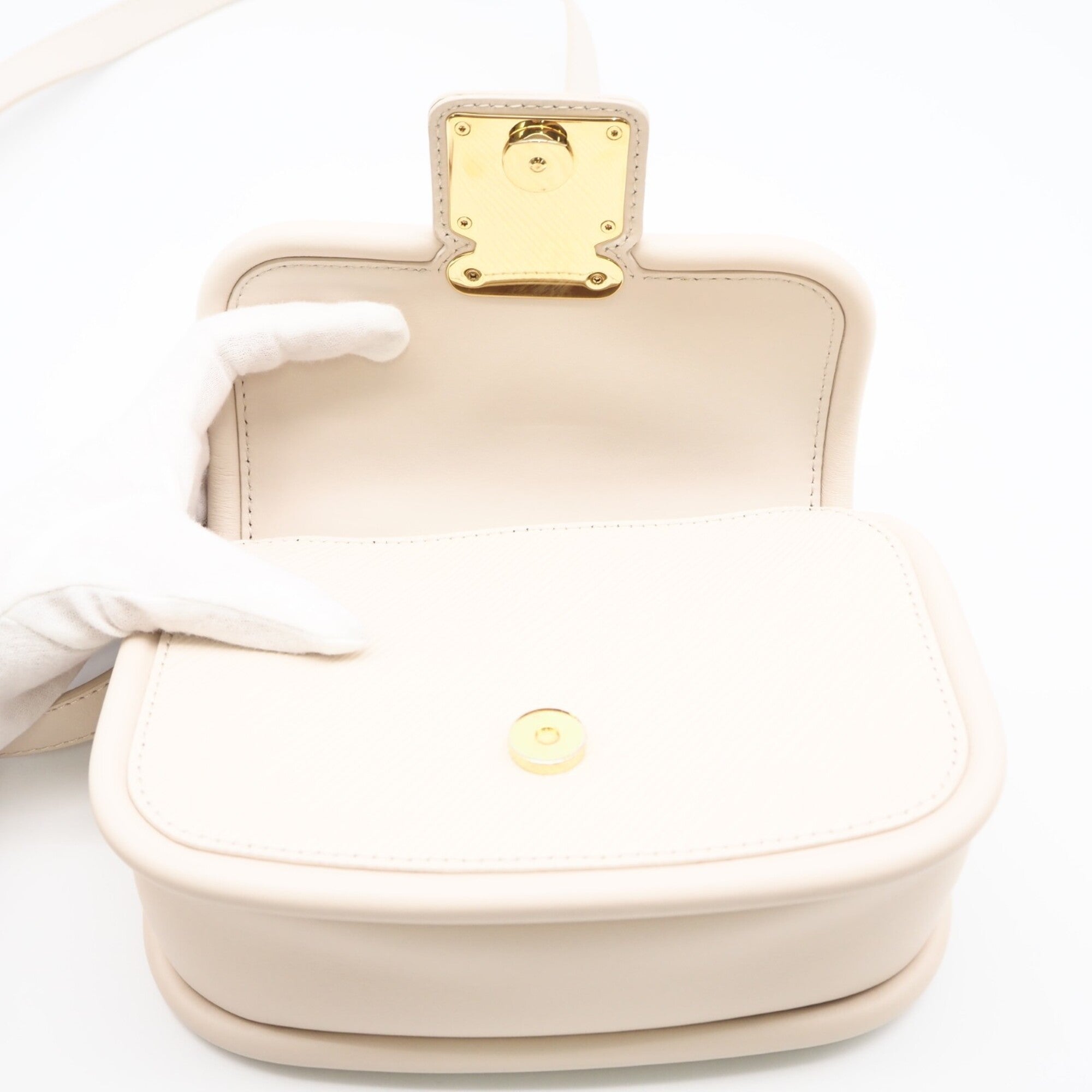 Louis Vuitton Ivory Shoulder Bag (Pre-Owned)