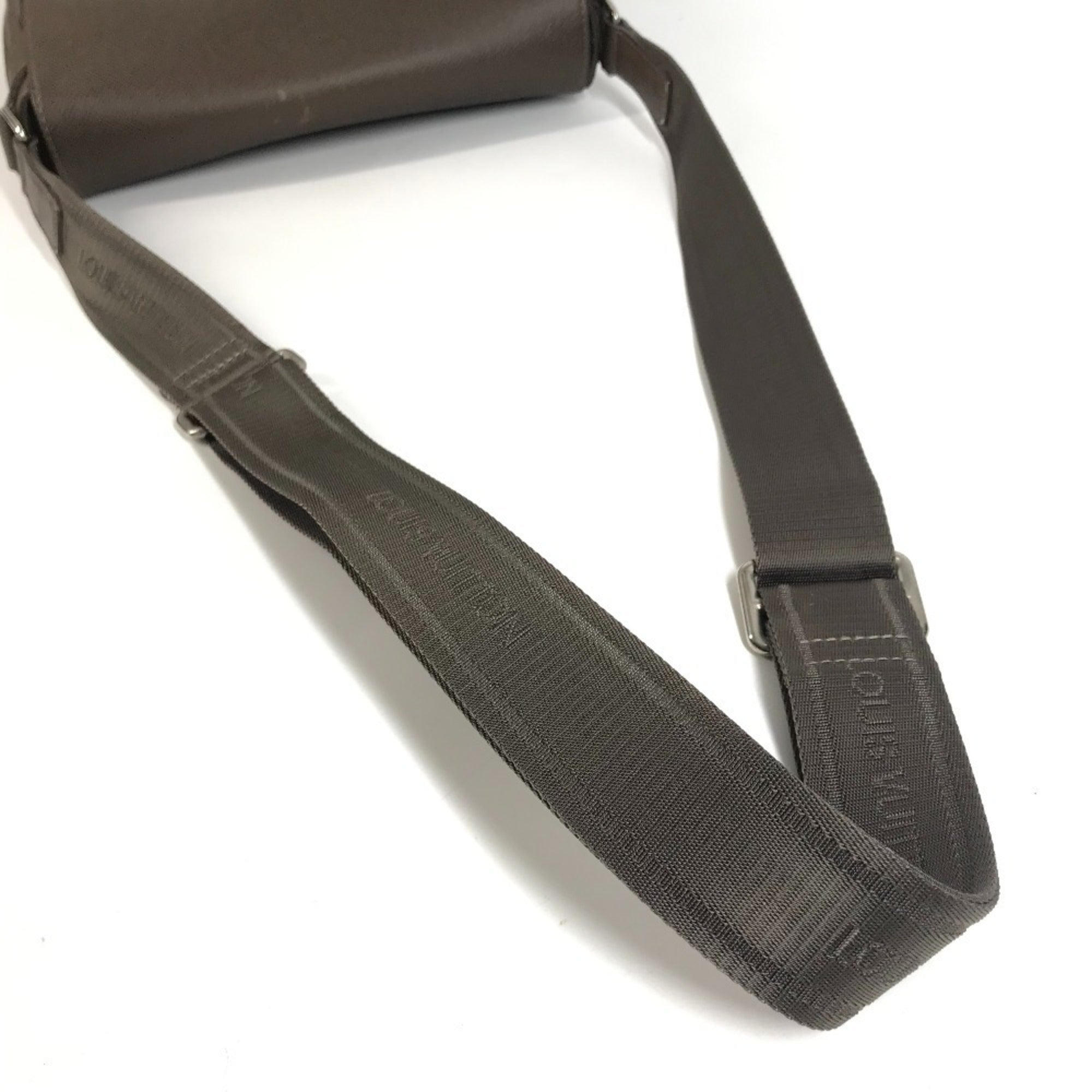 Louis Vuitton Taiga Brown Taiga Leather Messenger Bag Shoulder Bag (Pre-Owned)