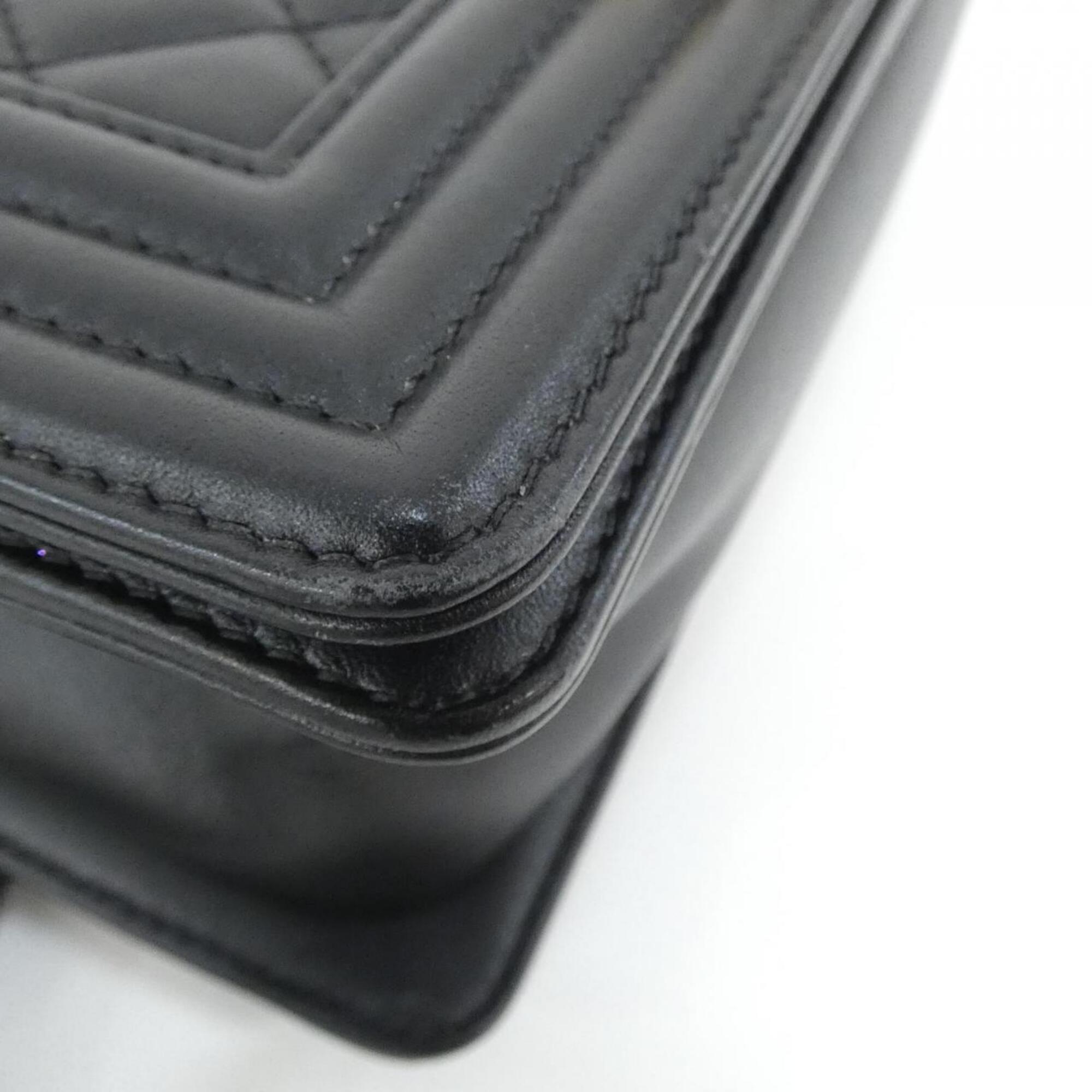 Chanel Black Leather Shoulder Bag (Pre-Owned)