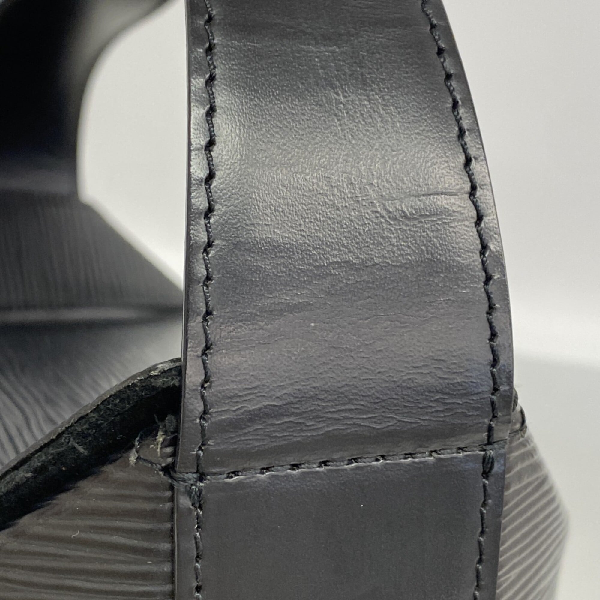 Louis Vuitton Noir Shoulder Bag (Pre-Owned)