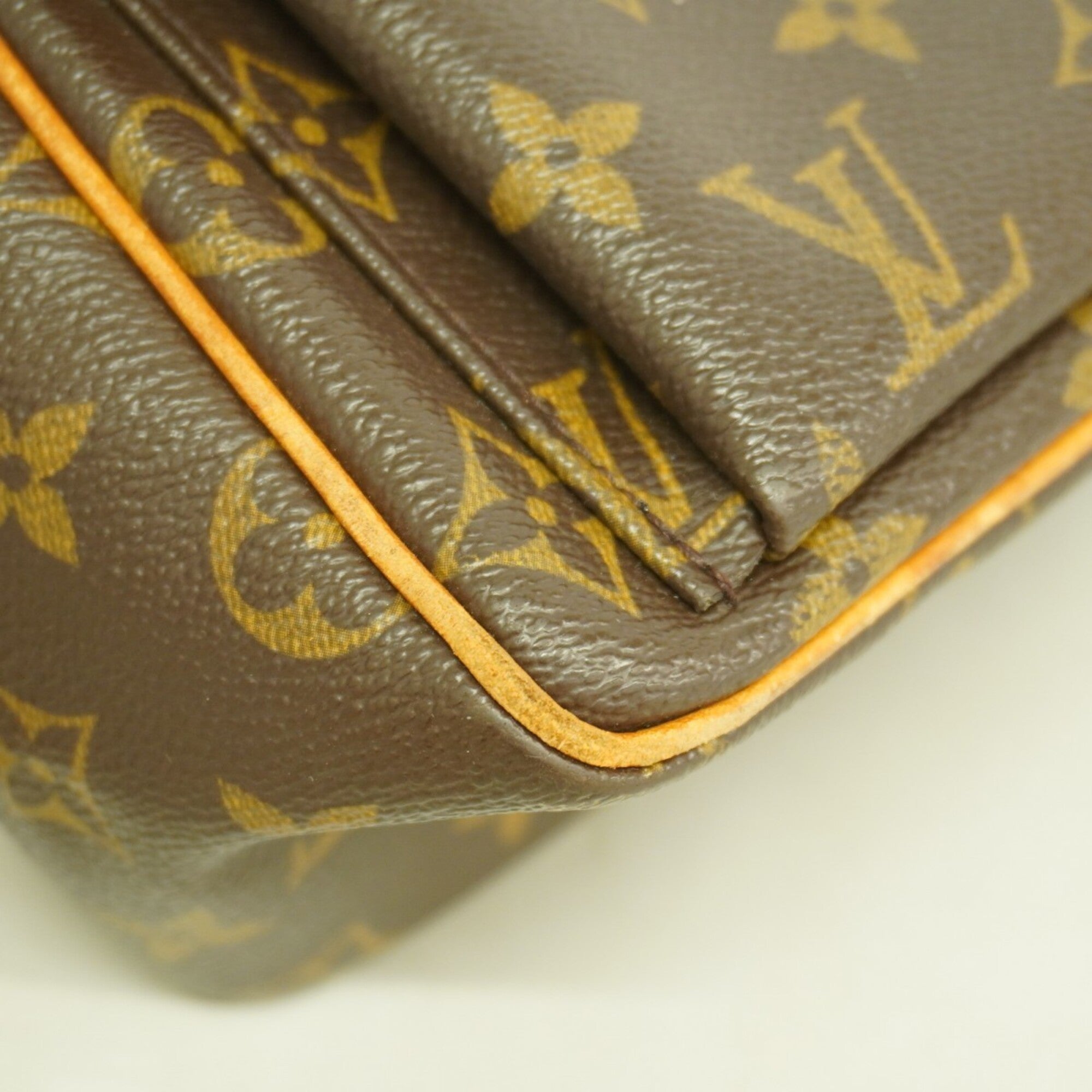Louis Vuitton Brown Shoulder Bag (Pre-Owned)