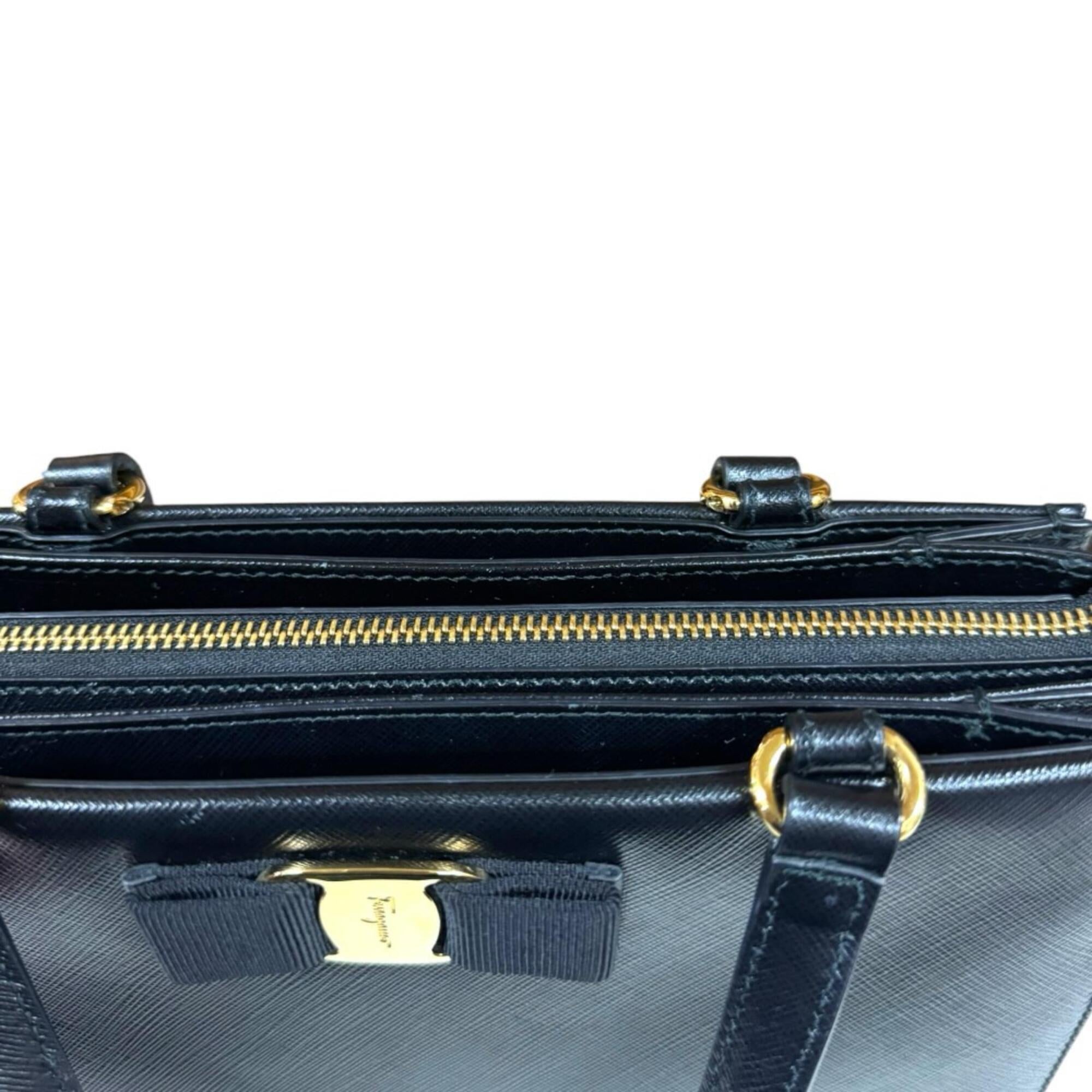 Salvatore Ferragamo Black Leather Shoulder Bag (Pre-Owned)