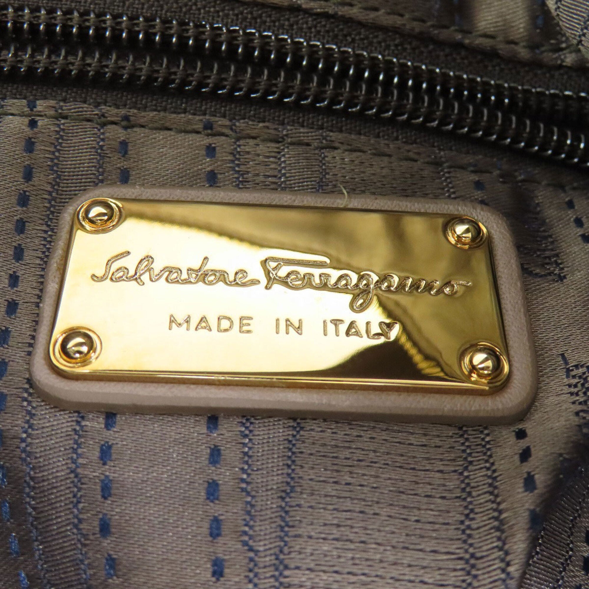 Salvatore Ferragamo Grayish Leather Shoulder Bag (Pre-Owned)