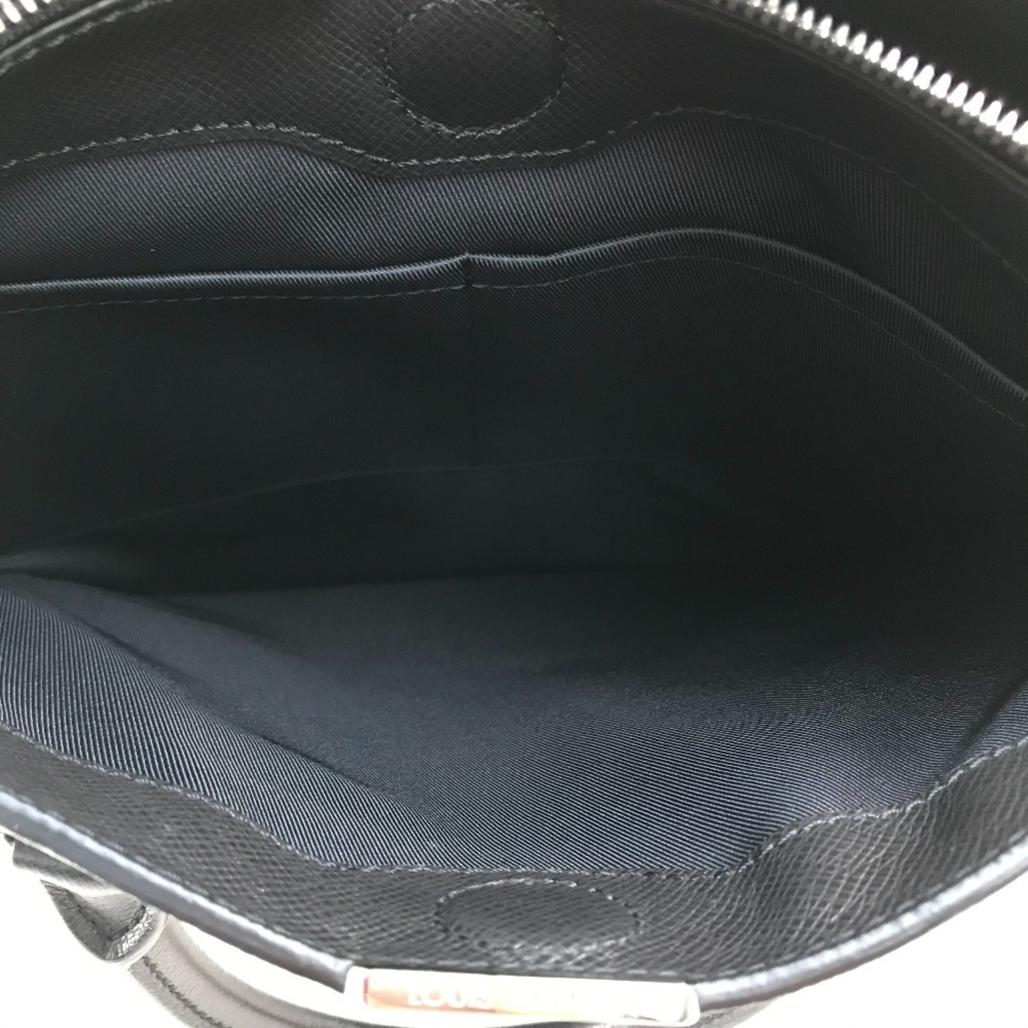 Louis Vuitton Taiga Black Noir Taiga Leather Handbag Shoulder Bag (Pre-Owned)