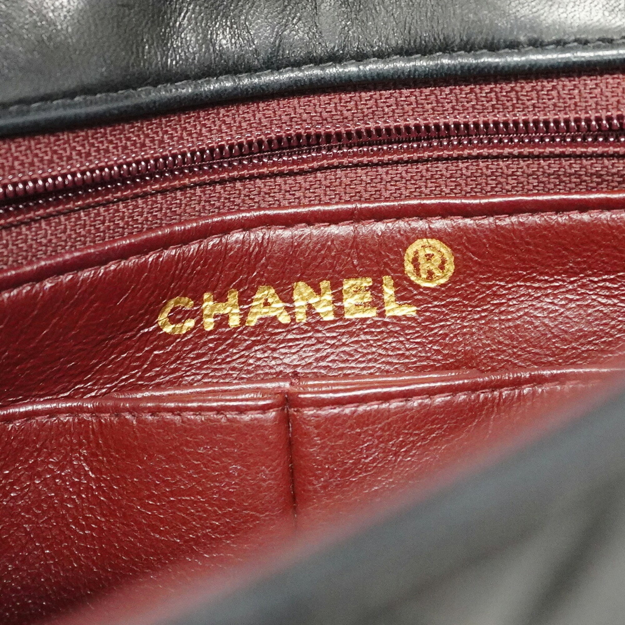 Chanel Black Leather Shoulder Bag (Pre-Owned)