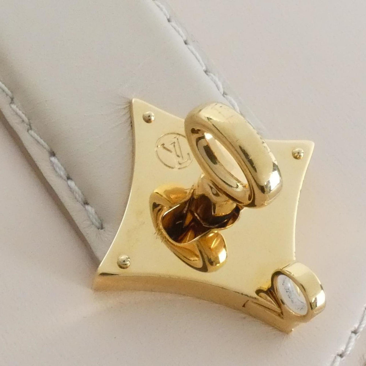 Louis Vuitton Cream Leather Handbag (Pre-Owned)