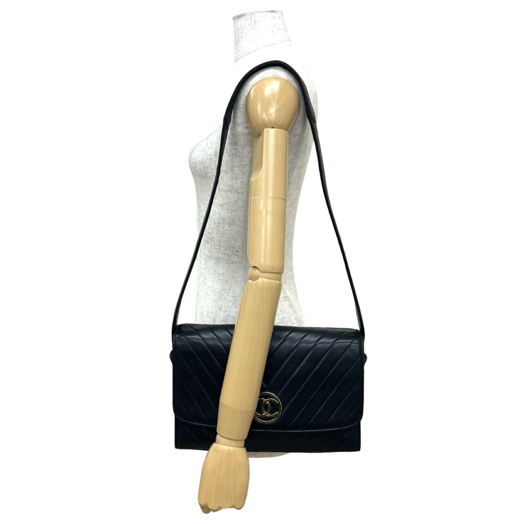 Chanel Black Leather Shoulder Bag (Pre-Owned)