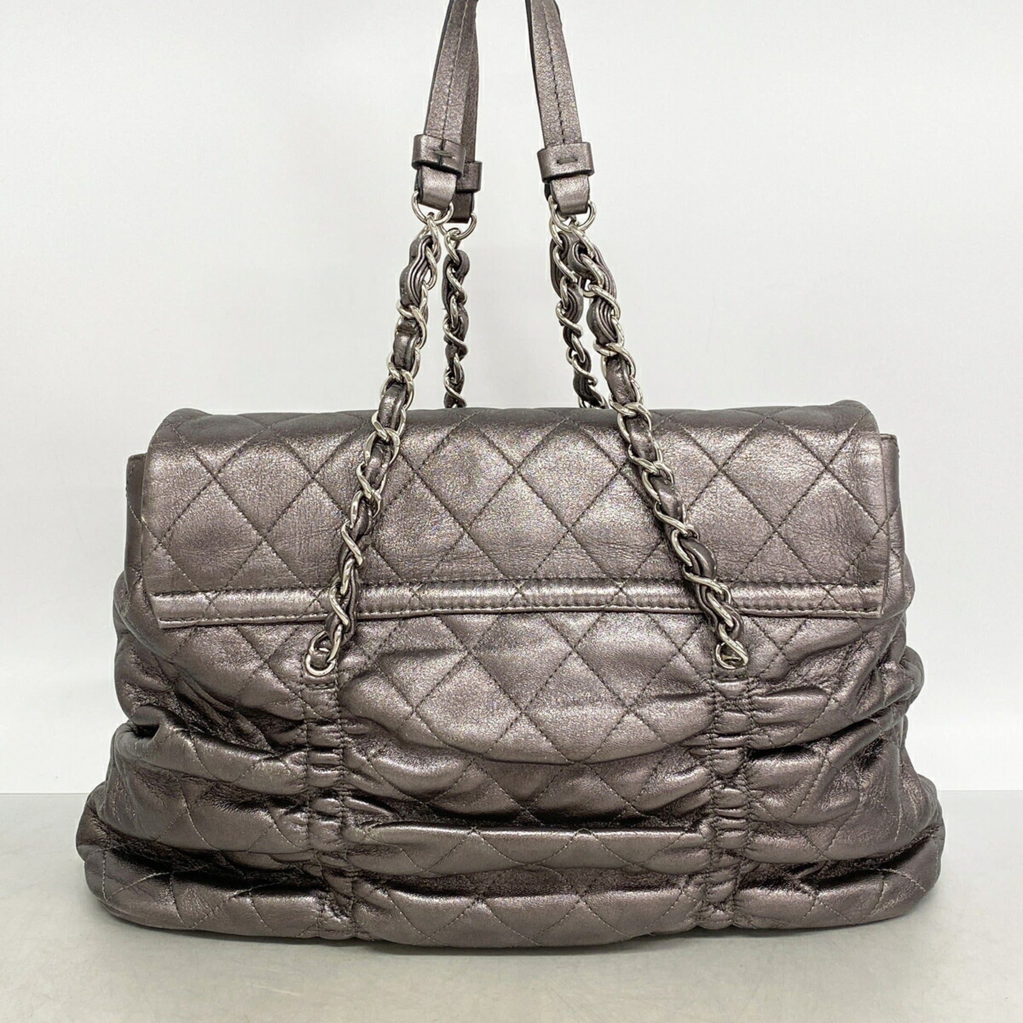 Chanel Metallic Gray Leather Handbag (Pre-Owned)