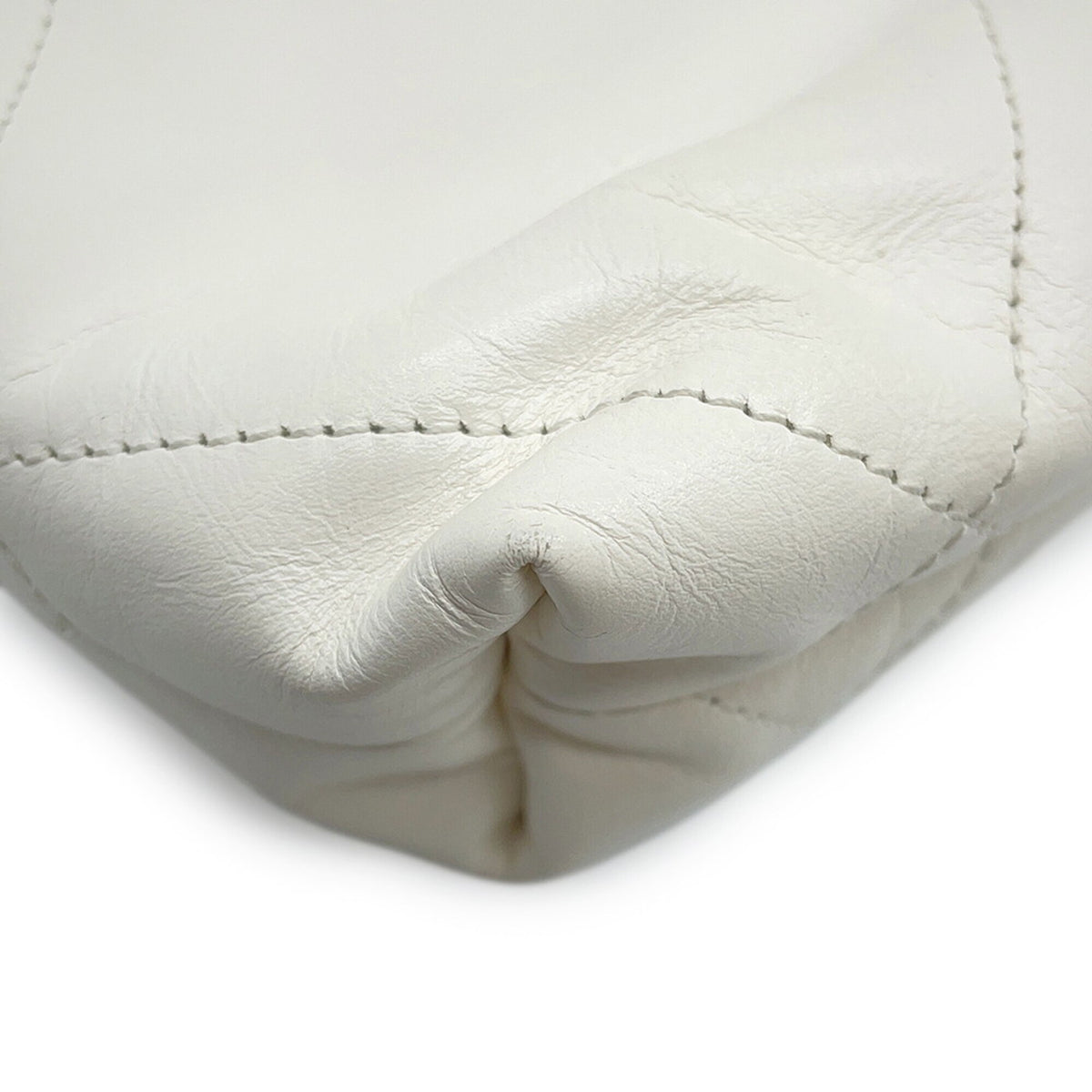 Chanel White Leather Handbag Shoulder Bag (Pre-Owned)