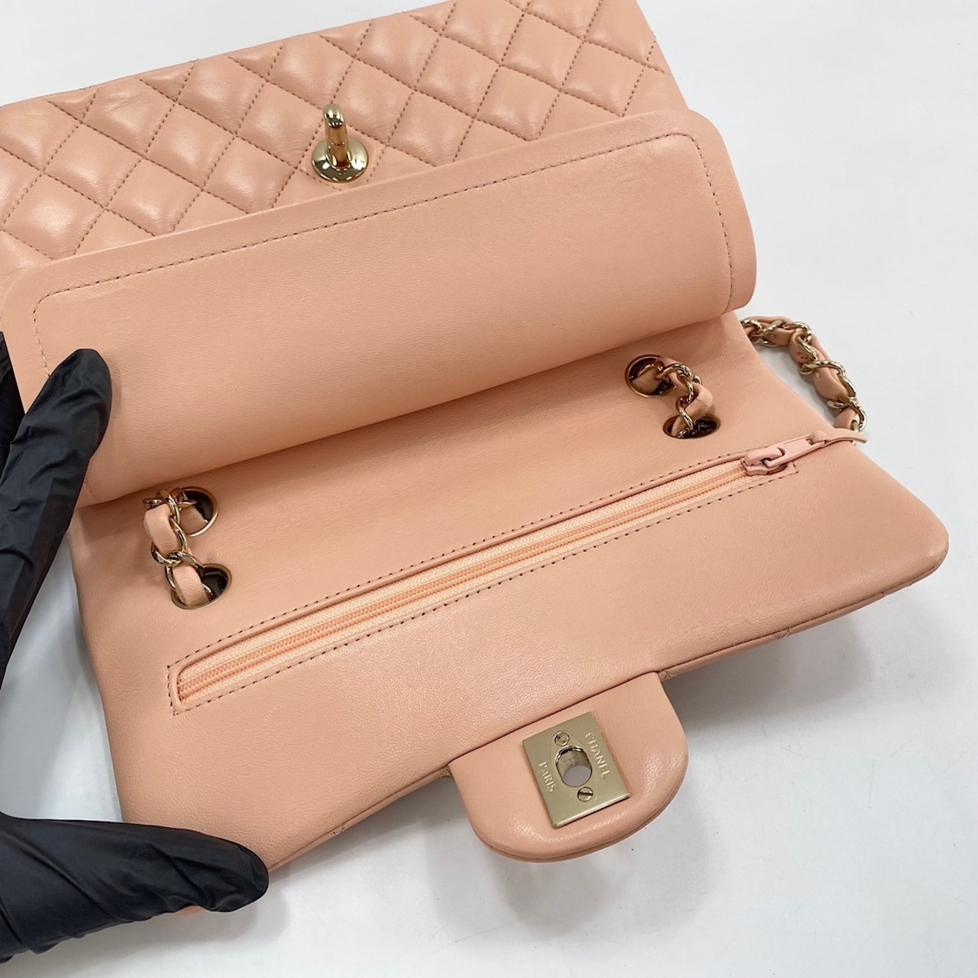 Chanel Matelasse Pink Leather Shoulder Bag (Pre-Owned)