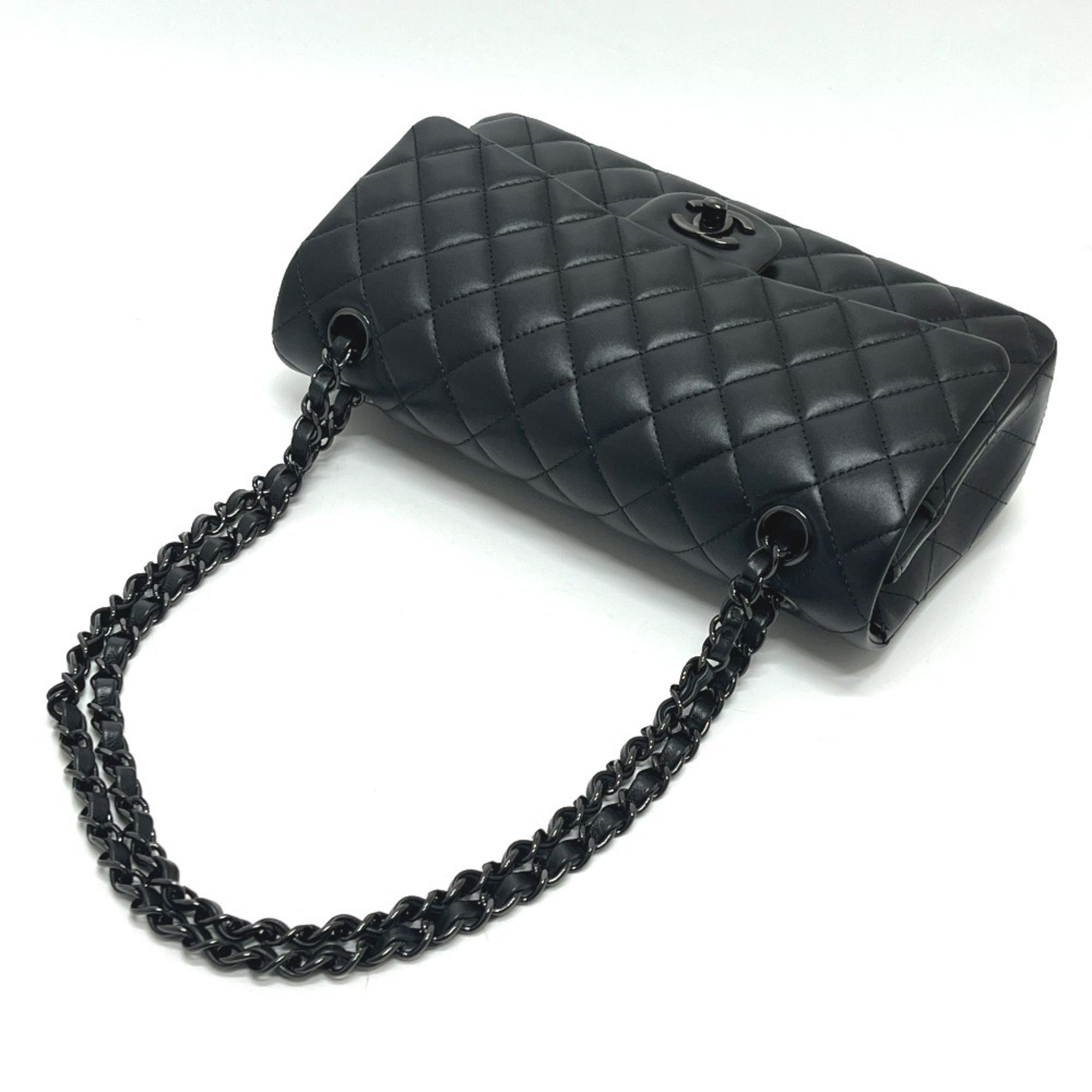 Chanel Black Leather Shoulder Bag (Pre-Owned)