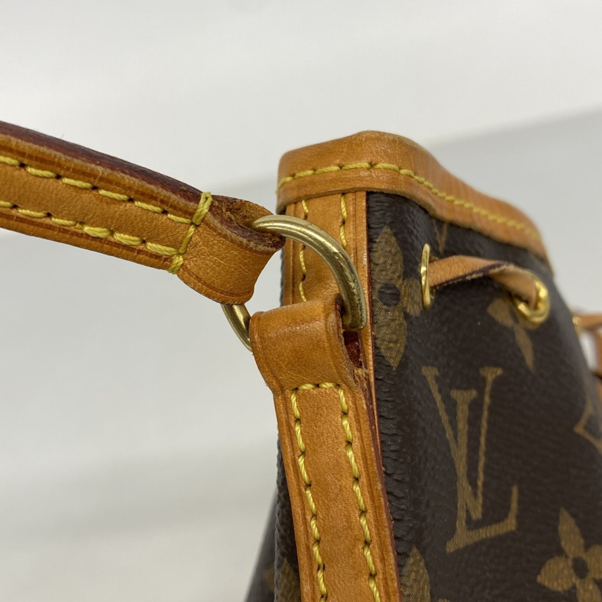 Louis Vuitton Brown Shoulder Bag (Pre-Owned)